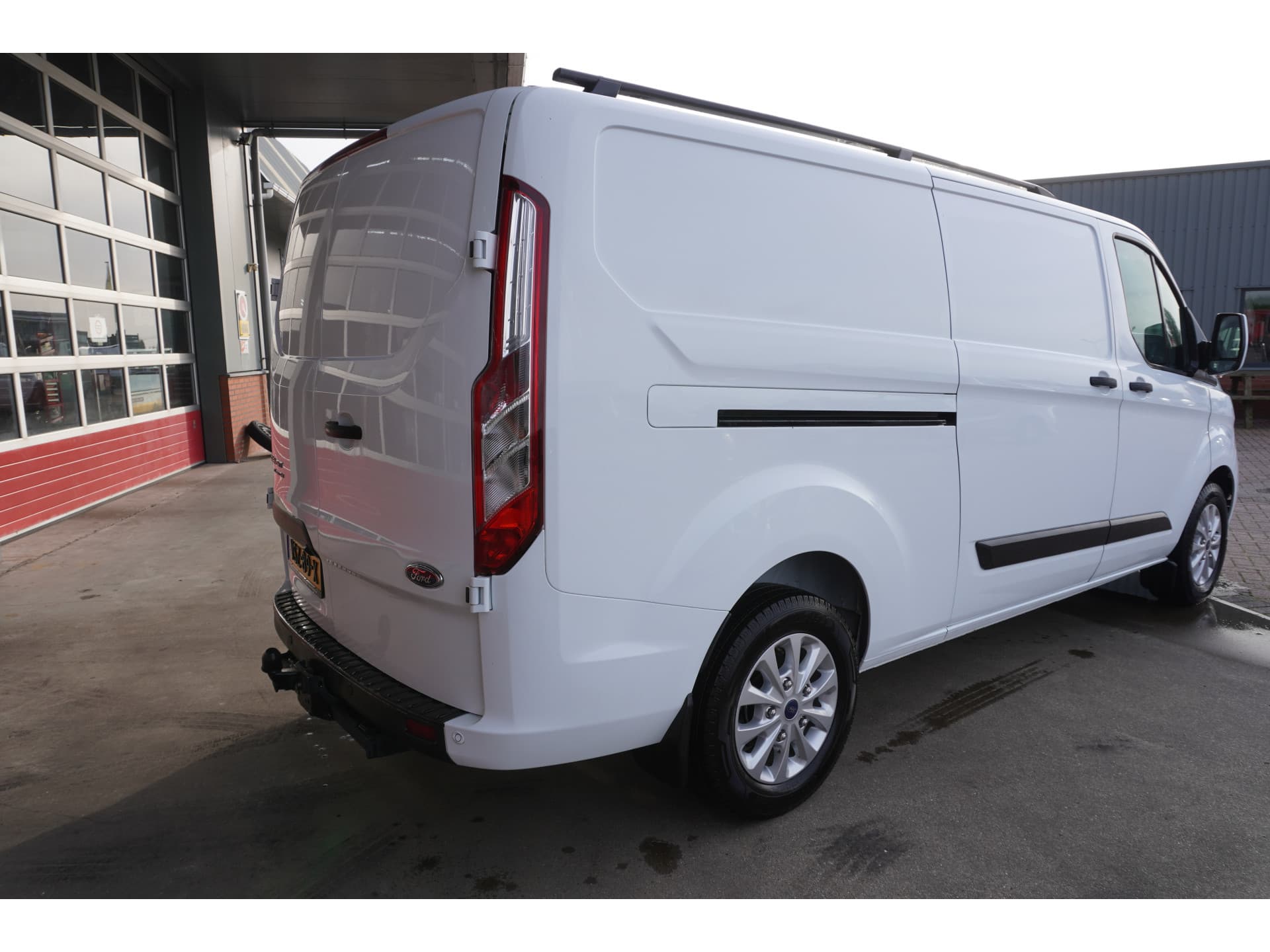 Foto 4 van Ford 300L 2.0 TDCI 130PK L2H1 Trend Raptor Edition