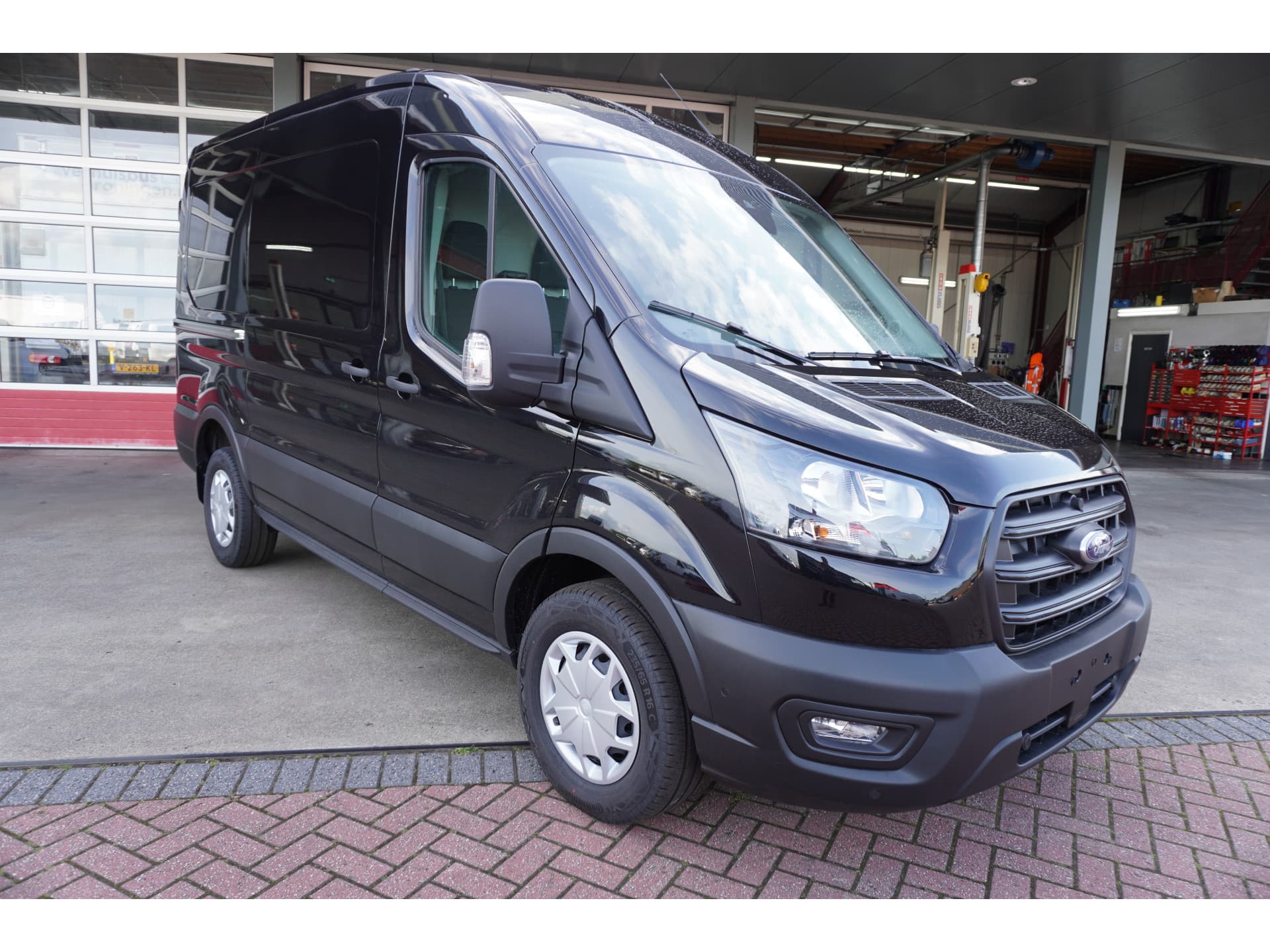 Foto 2 van Ford 350M 2.0 TDCI 130PK L2H2 Trend Automaat