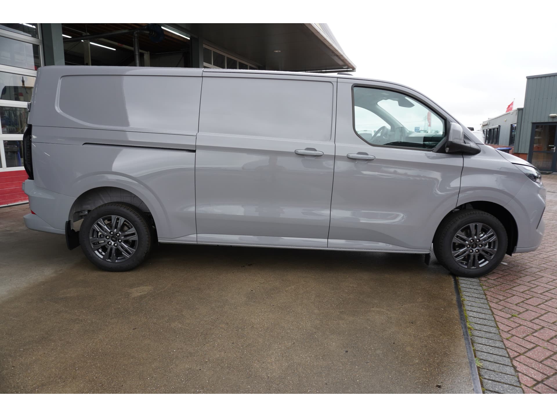 Foto 3 van Ford 320L 2.0 TDCI 170PK L2H1 Limited Automaat