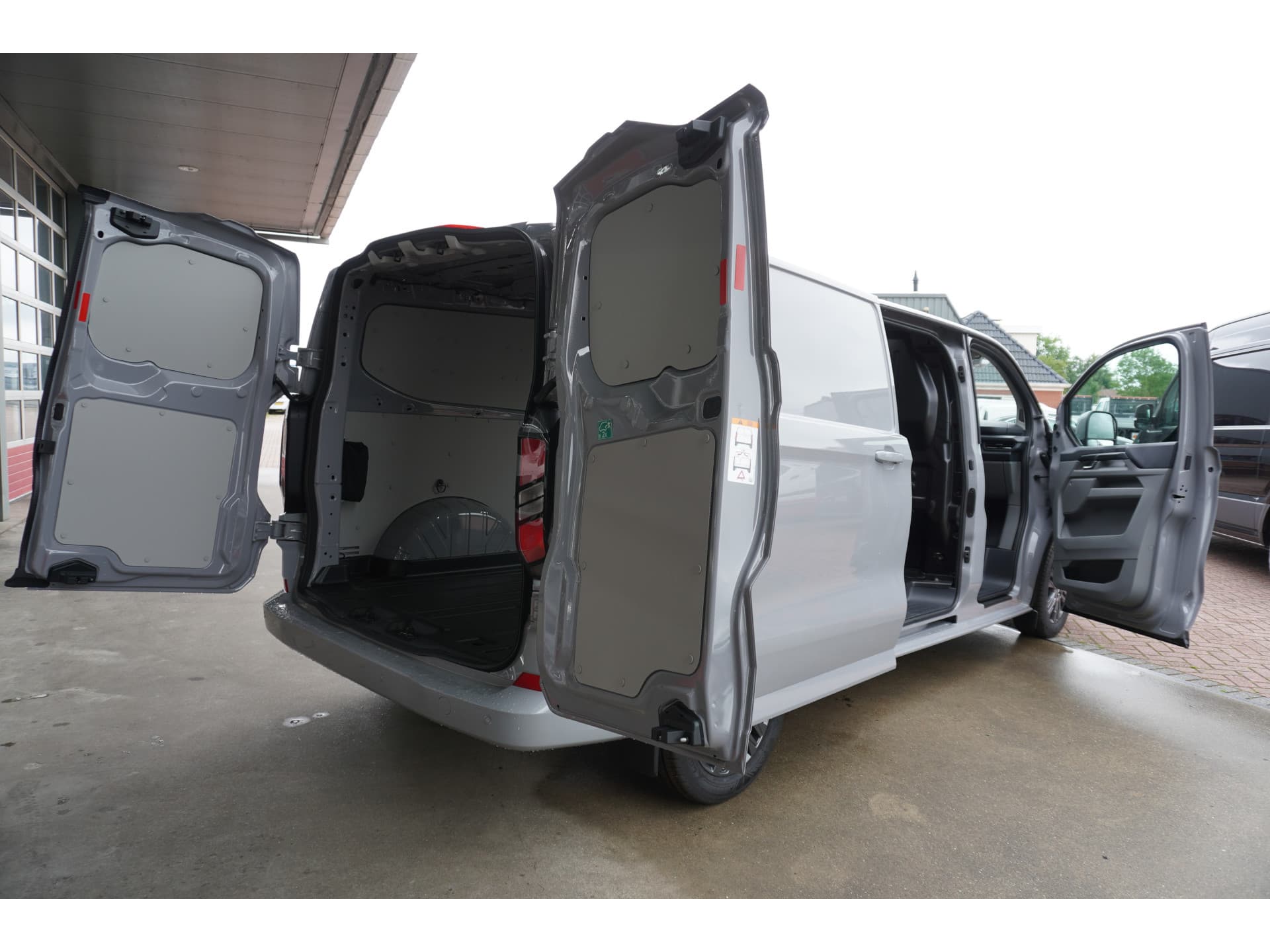 Foto 5 van Ford 320L 2.0 TDCI 170PK L2H1 Limited Automaat