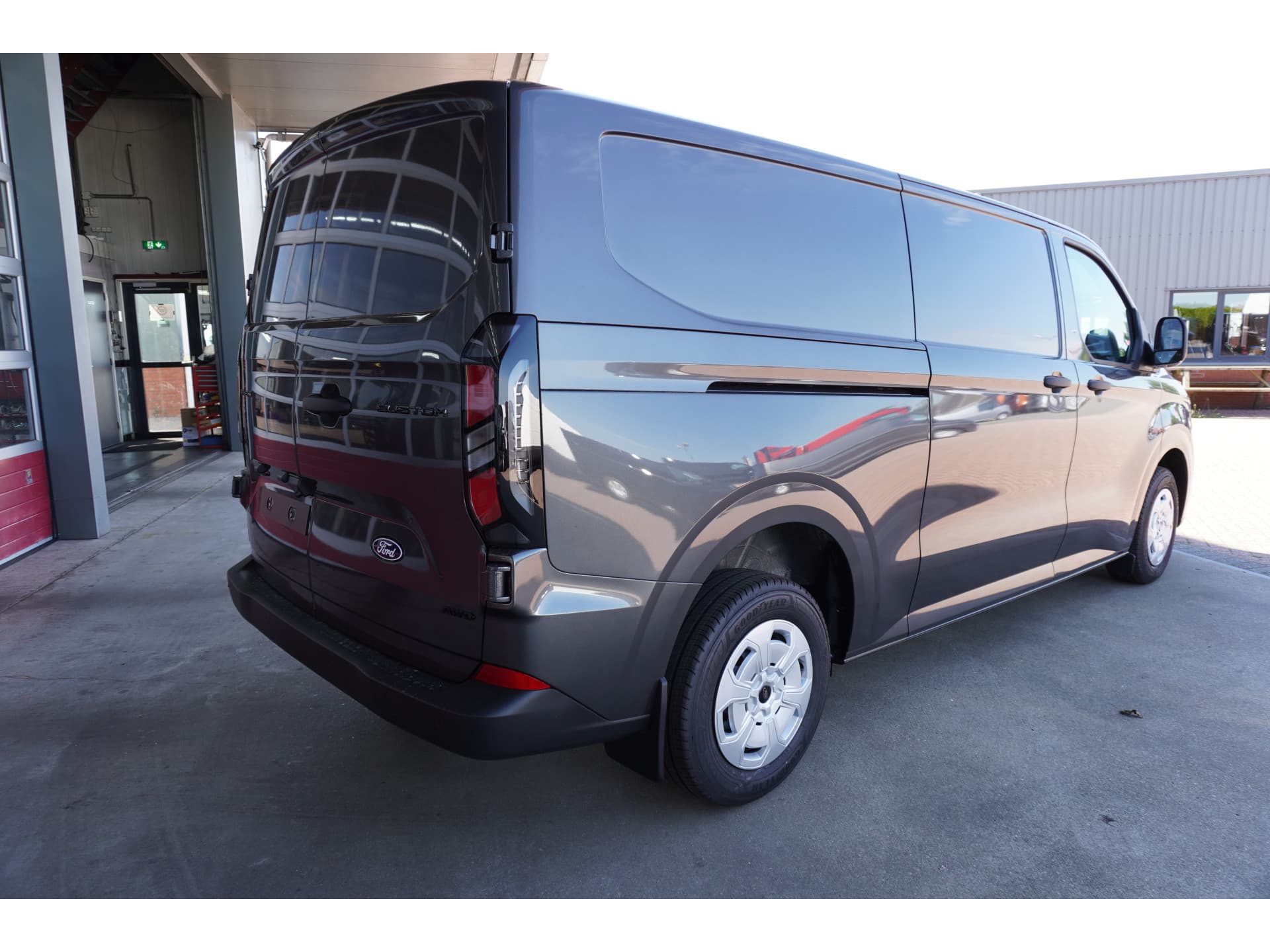 Foto 4 van Ford 320L 2.0 TDCI 170PK L2H1 Trend 4x4 Automaat