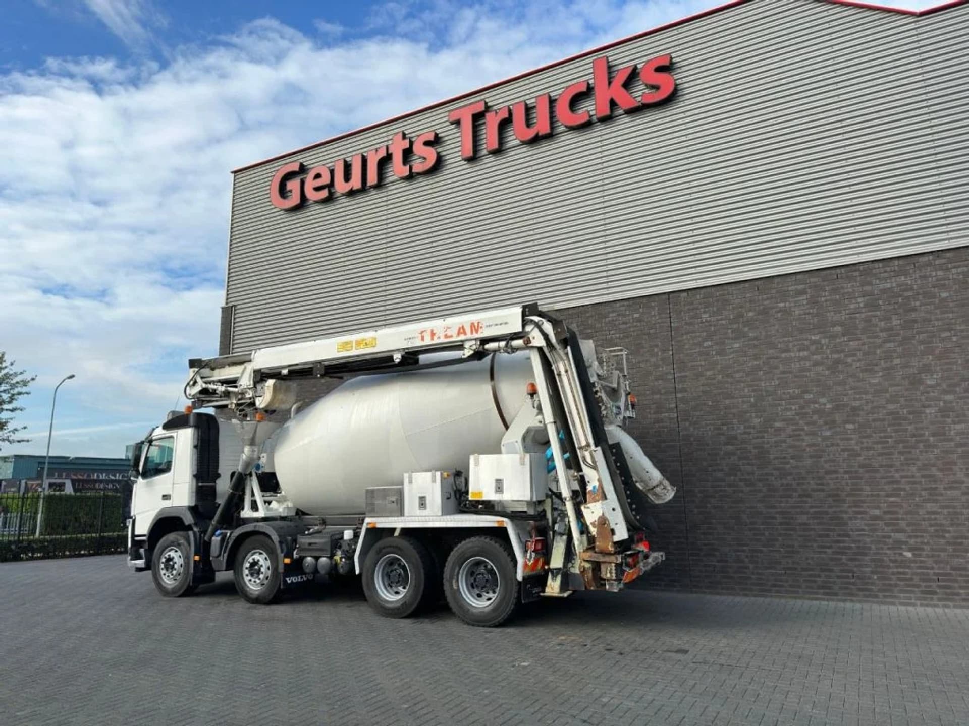 Foto 3 van Volvo FM 410 8X4 + STETTER 9 M3 MIXER/MISCHER + THEAM 15 M TRANSPORTBAND/BELT