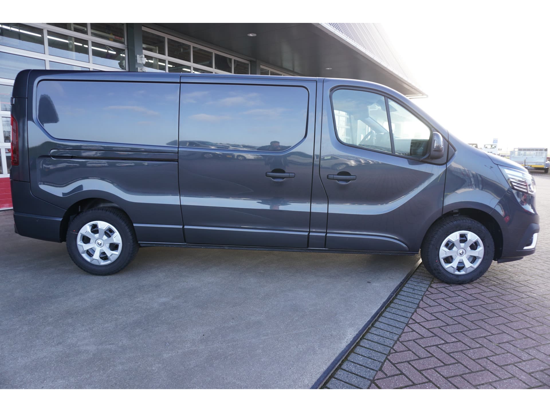 Foto 3 van Renault 2.0 dCi 130PK T30 L2H1 Work Edition