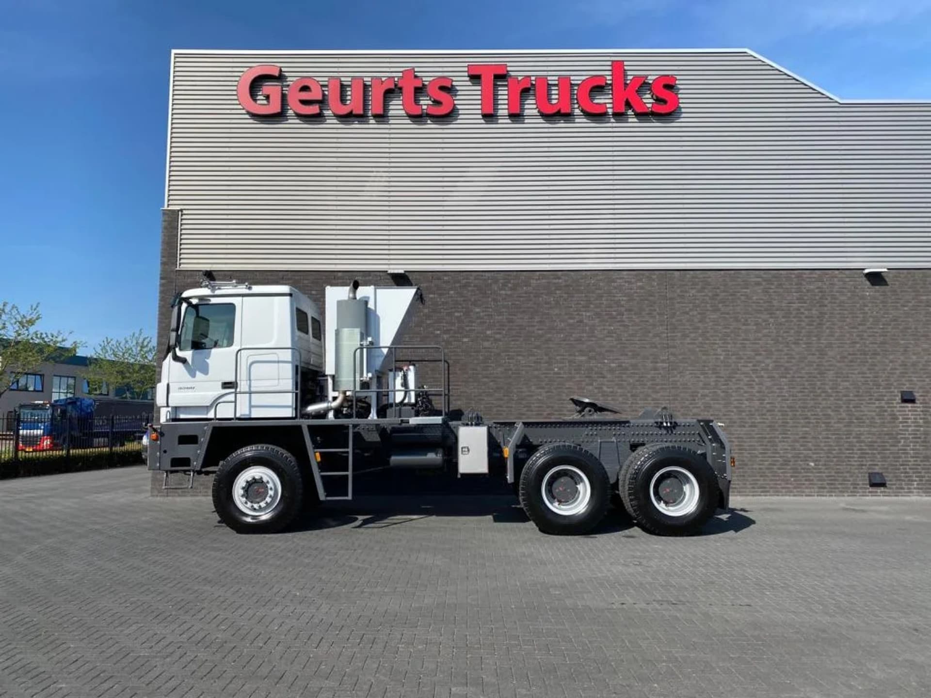 Foto 1 van Mercedes-Benz TITAN 5560 Z52-600 F TITAN 5560 Z52-600 F 6X6 HEAVY-DUTY TRUCK