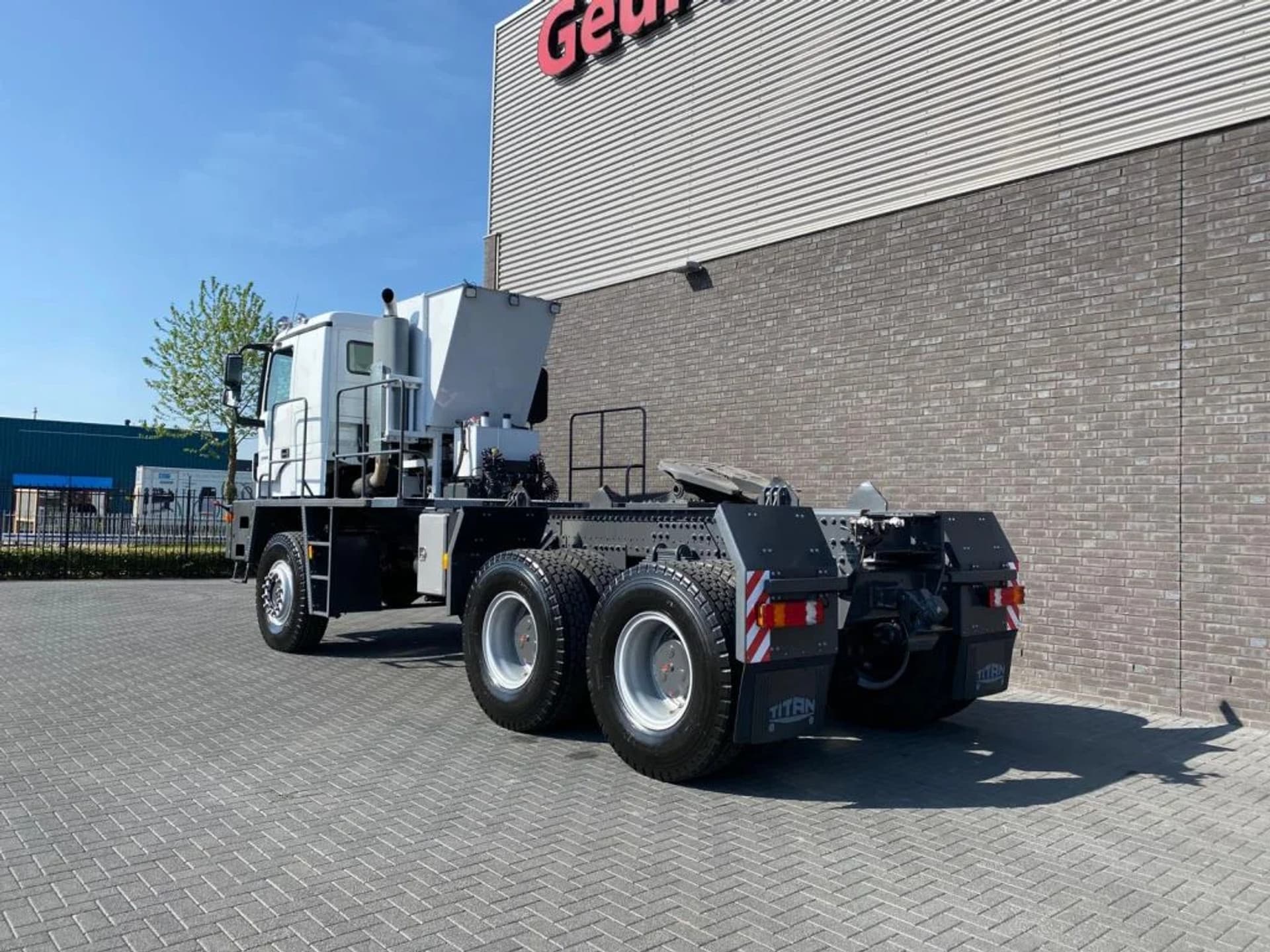 Foto 3 van Mercedes-Benz TITAN 5560 Z52-600 F TITAN 5560 Z52-600 F 6X6 HEAVY-DUTY TRUCK