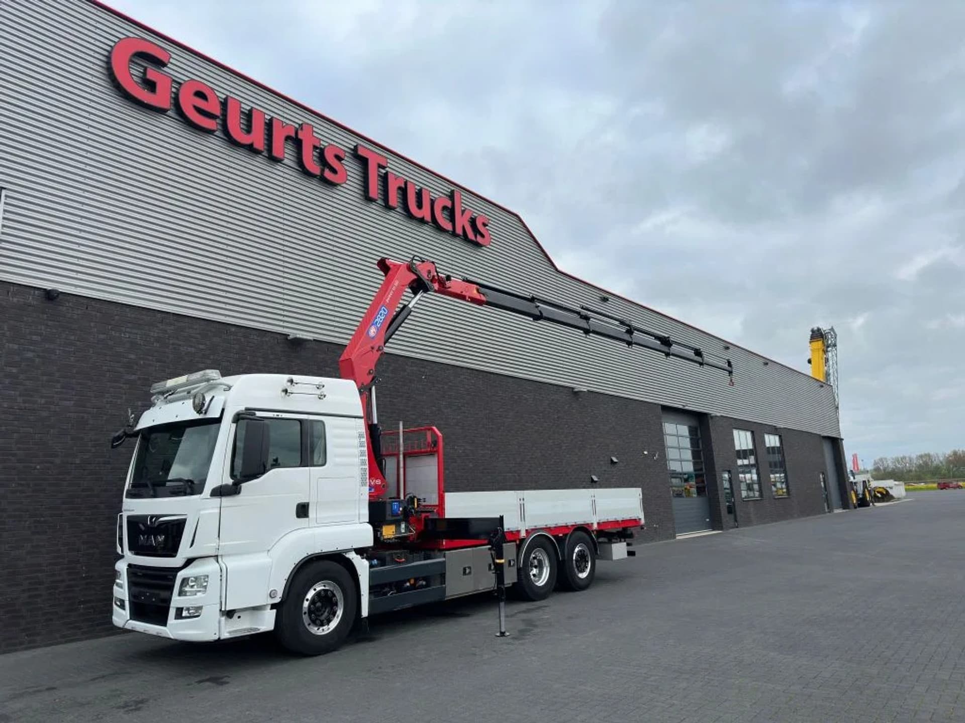 Foto 2 van MAN TGS 26.500 6X2 + HMF 2820-K6 KRAAN/KAN/CRANE/GRUA