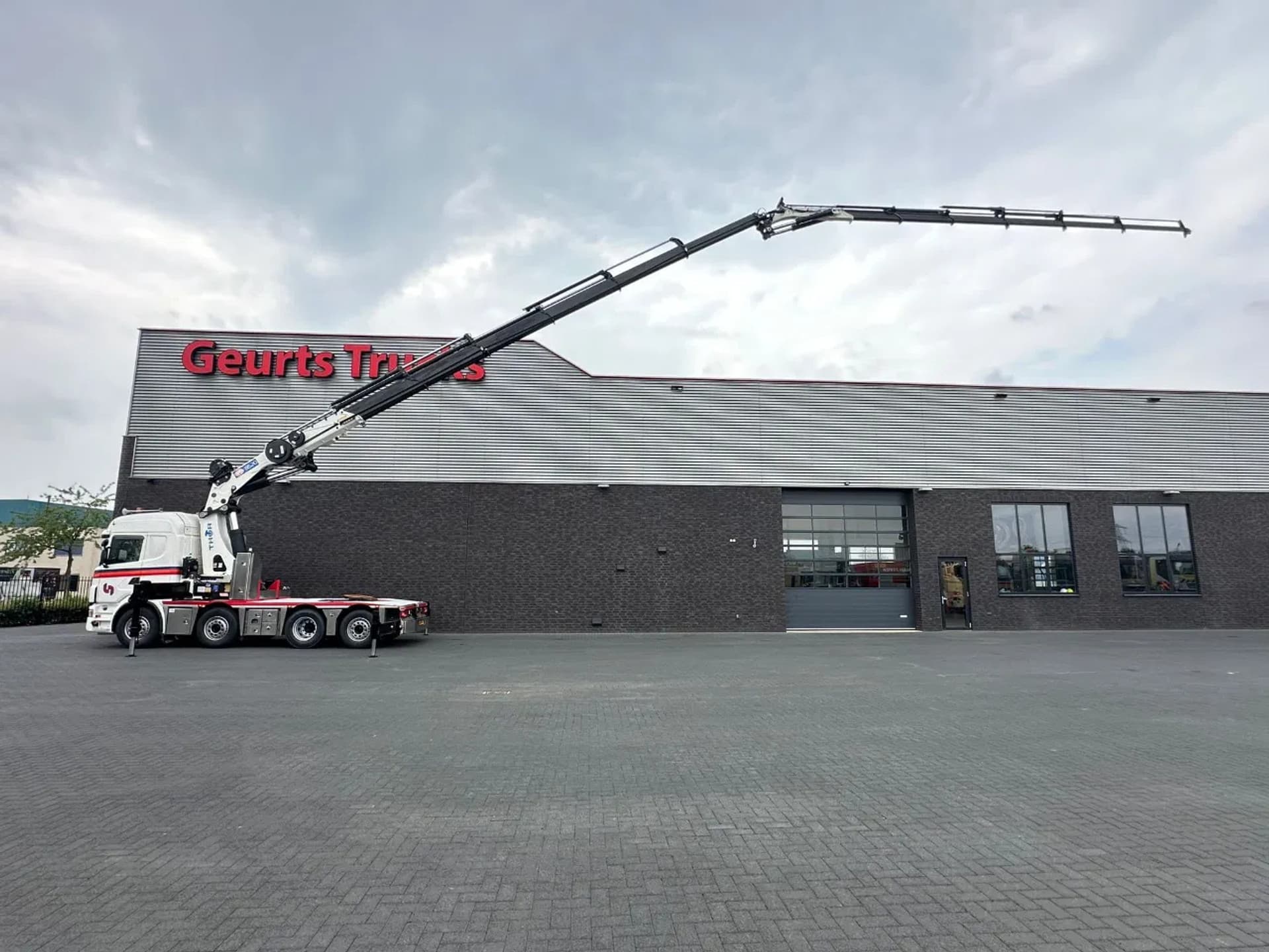 Foto 1 van Scania G440 8X2 TREKKER-BAKWAGEN COMBI + HMF 8520-K6 + JIB FJ200-K6 KRAAN/KRAN/CRANE/GRUA