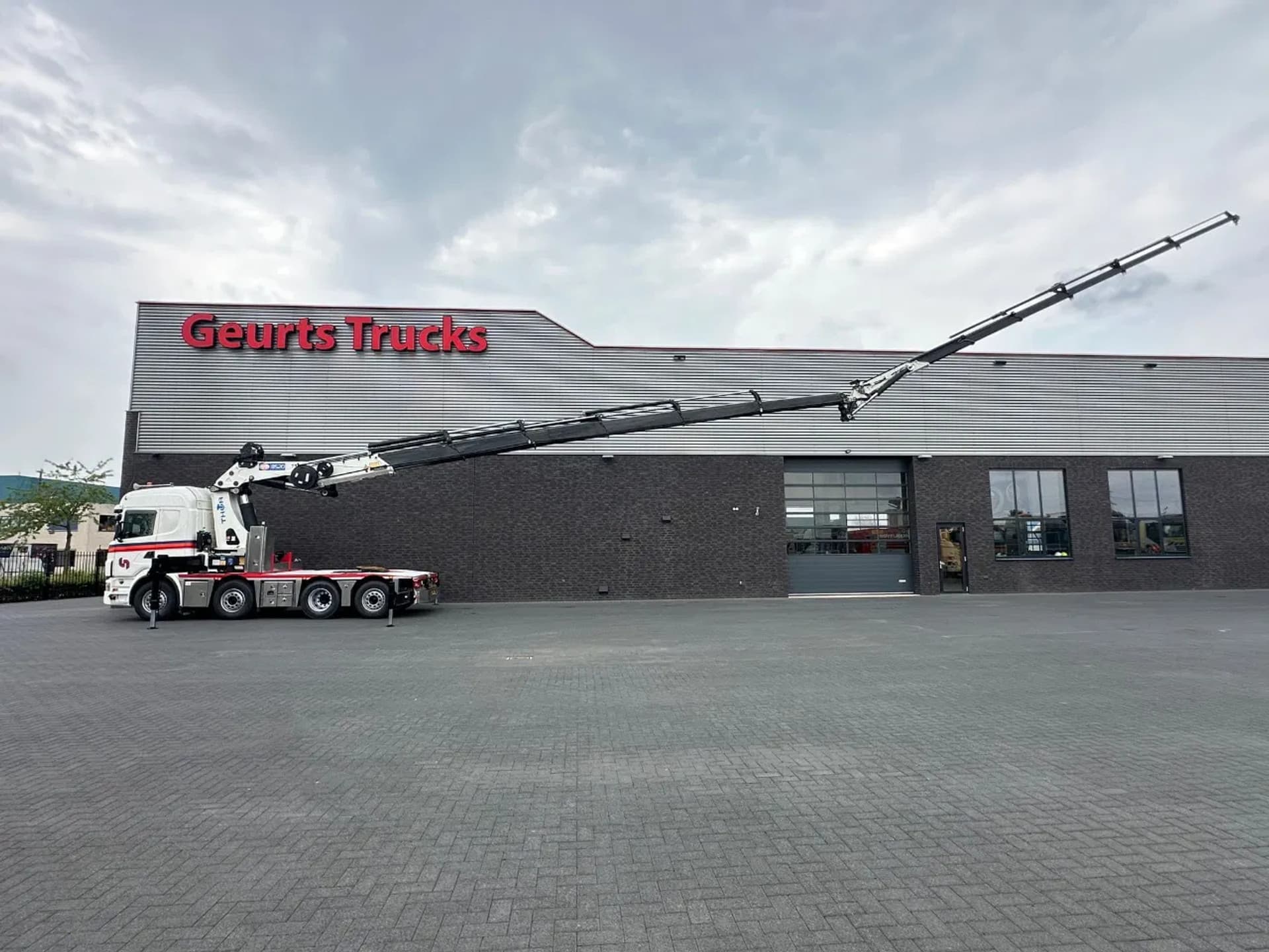 Foto 2 van Scania G440 8X2 TREKKER-BAKWAGEN COMBI + HMF 8520-K6 + JIB FJ200-K6 KRAAN/KRAN/CRANE/GRUA