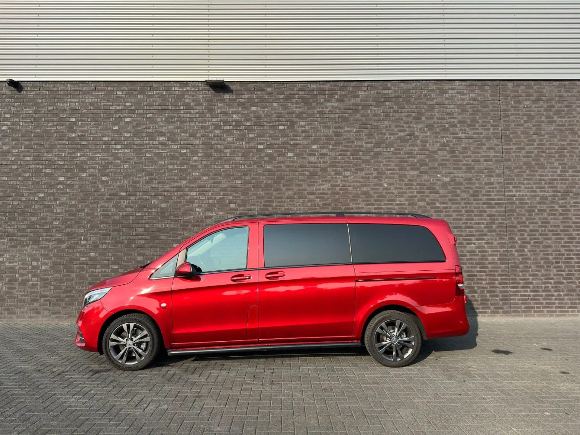 Foto 2 van Mercedes-Benz 124 CDI TOURER PRO L2 DUBBEL CAB FULL OPTIONS