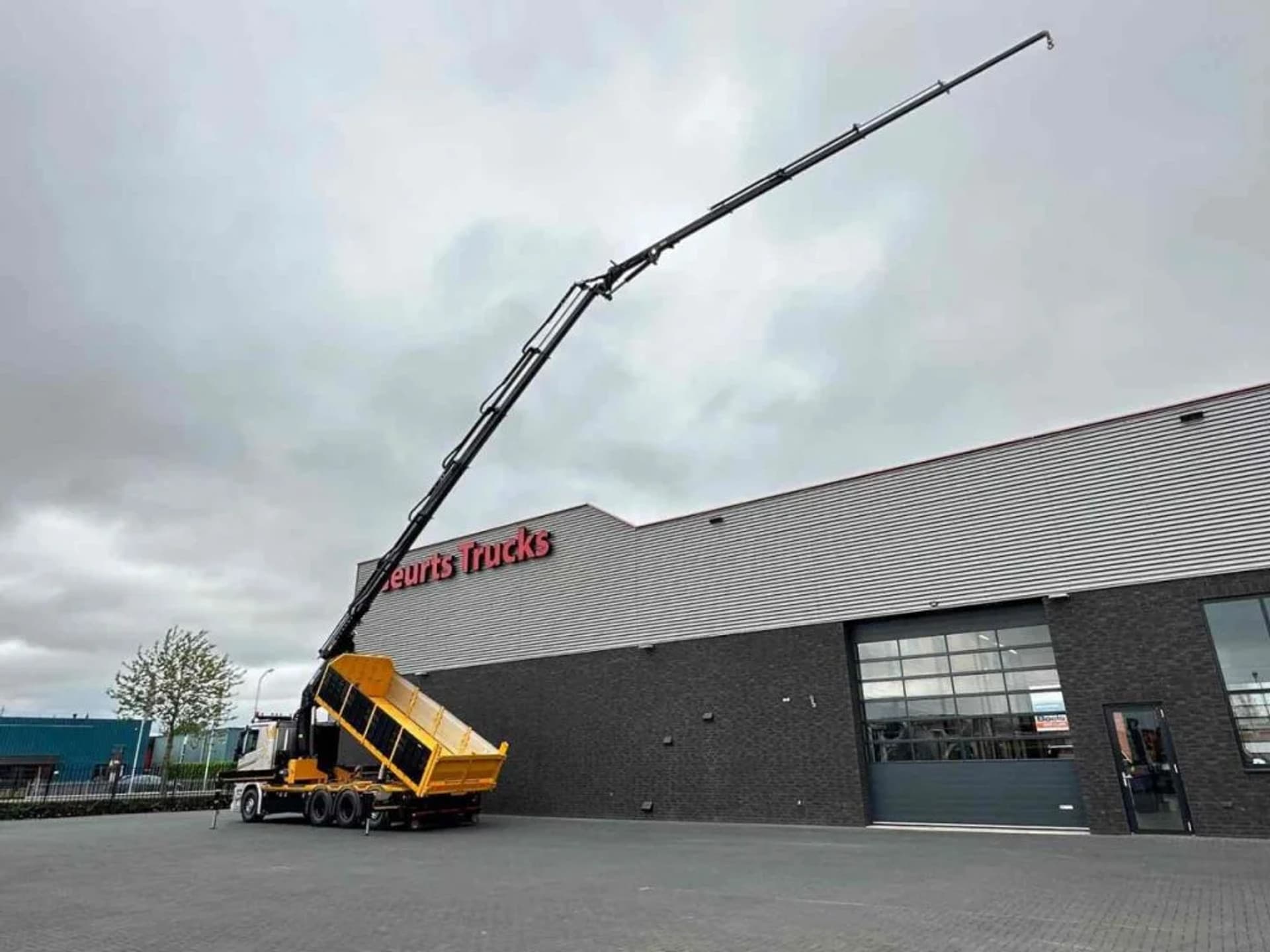 Foto 4 van Scania R530 V8 NGS 8X4 TRIDEM MET HYVA 2Z KIPPER + HMF 5020-K6 + JIB FJ1000-K5 KRAAN/KRAN/CRANE/GRUA