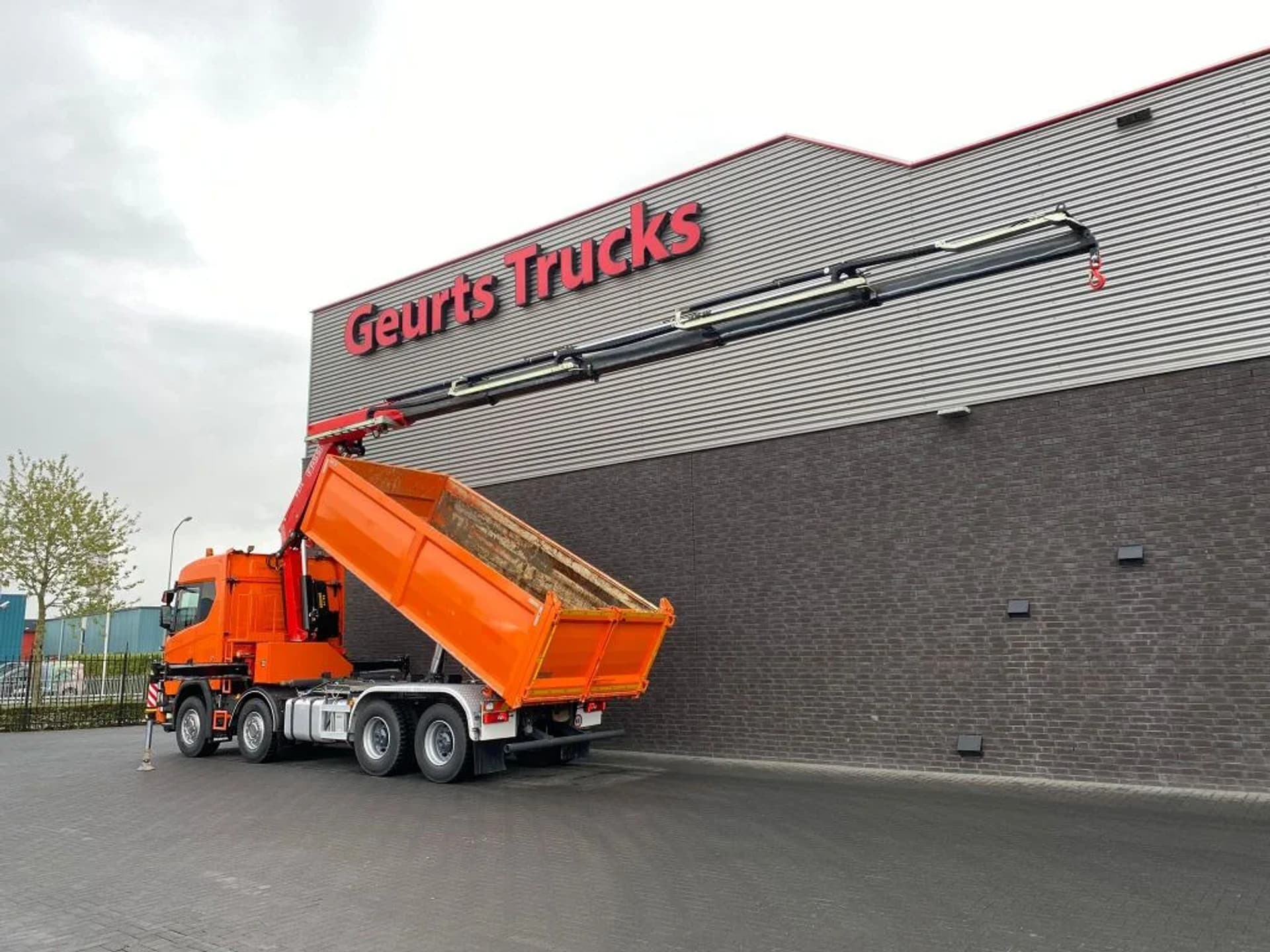 Foto 3 van Scania R650 V8 NGS XT 8X4 + KIPPER + FASSI F275A.2.25 KRAAN/KRAN/CRANE/GRUA