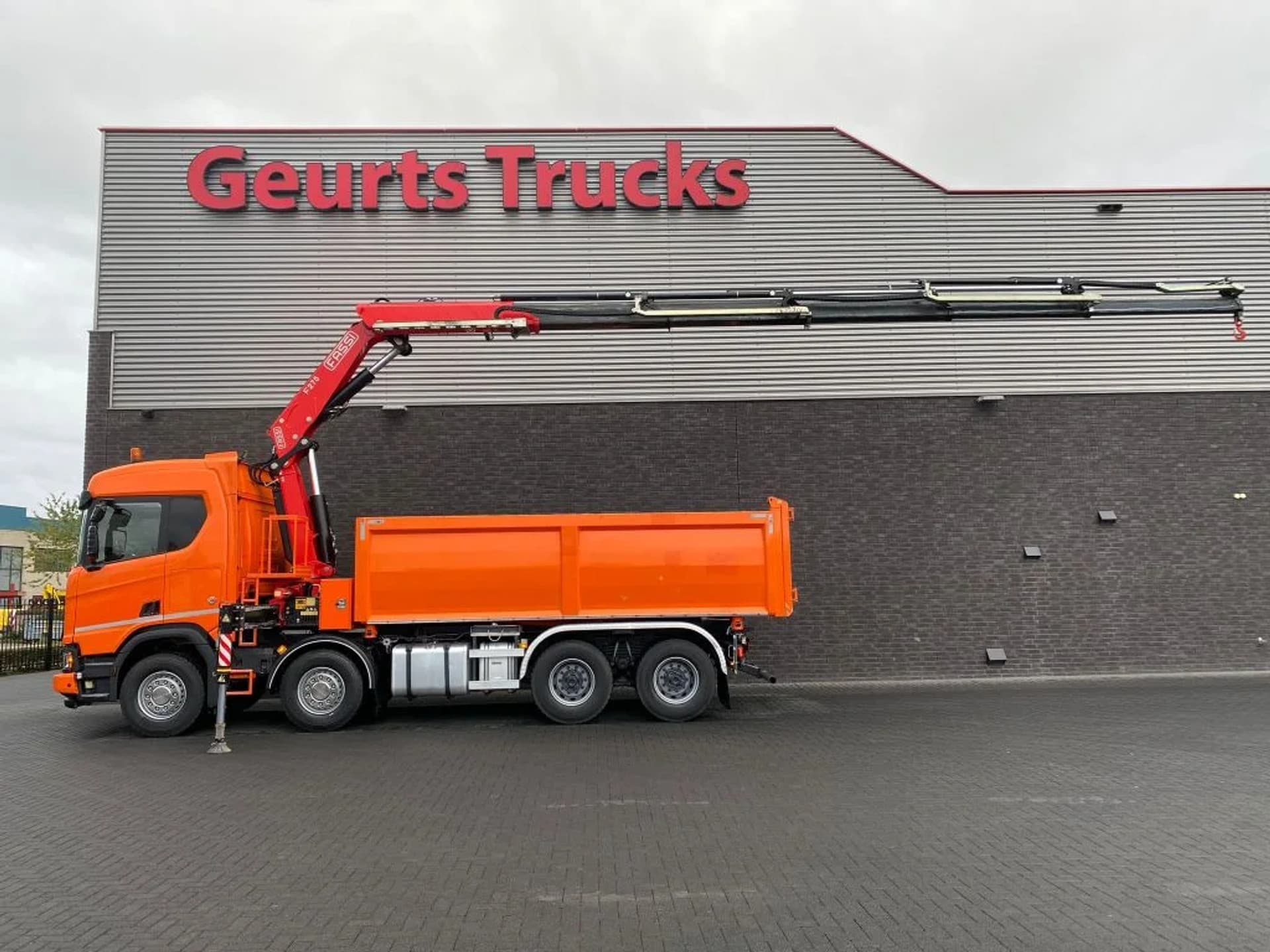 Foto 4 van Scania R650 V8 NGS XT 8X4 + KIPPER + FASSI F275A.2.25 KRAAN/KRAN/CRANE/GRUA
