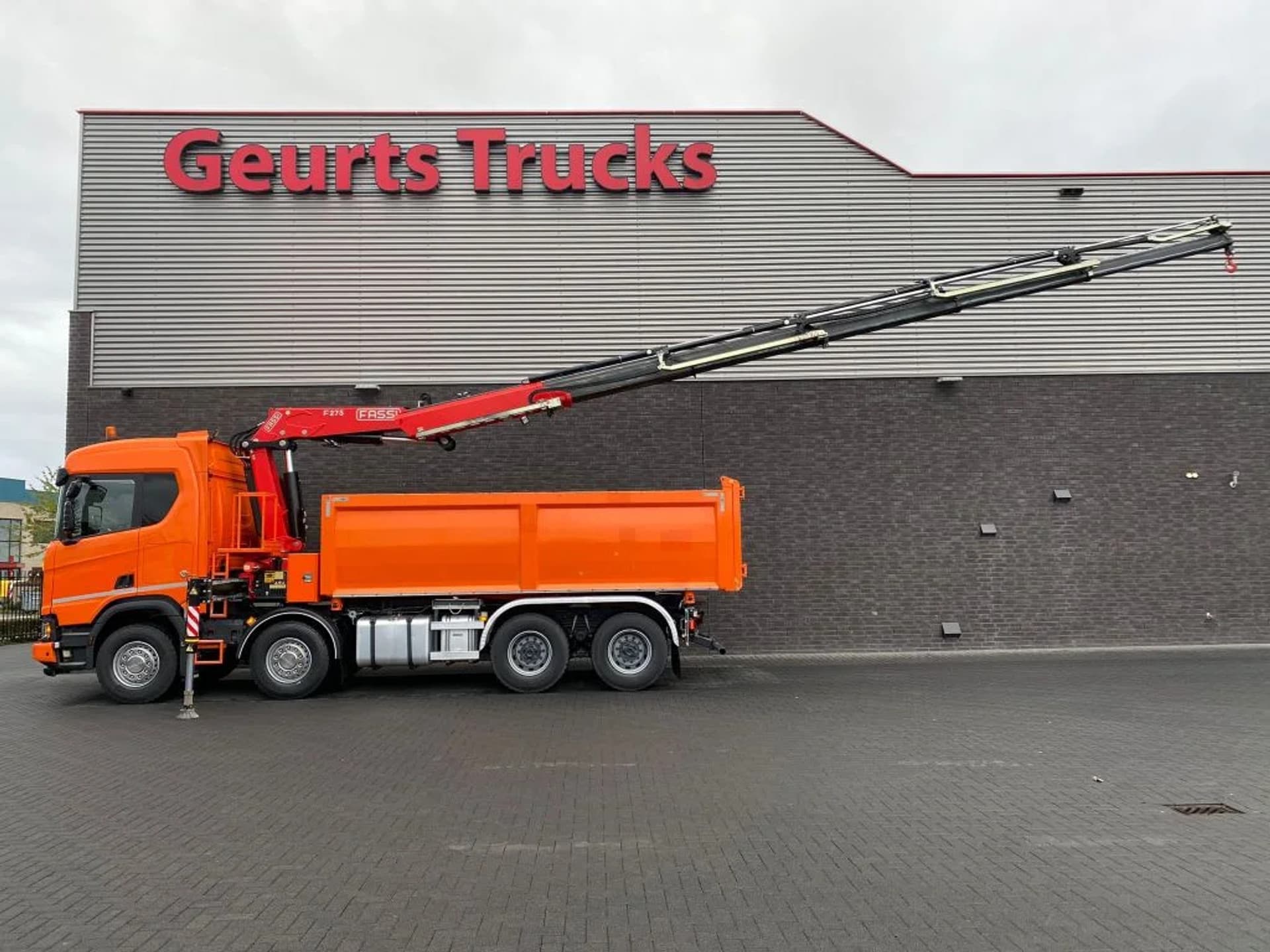 Foto 5 van Scania R650 V8 NGS XT 8X4 + KIPPER + FASSI F275A.2.25 KRAAN/KRAN/CRANE/GRUA