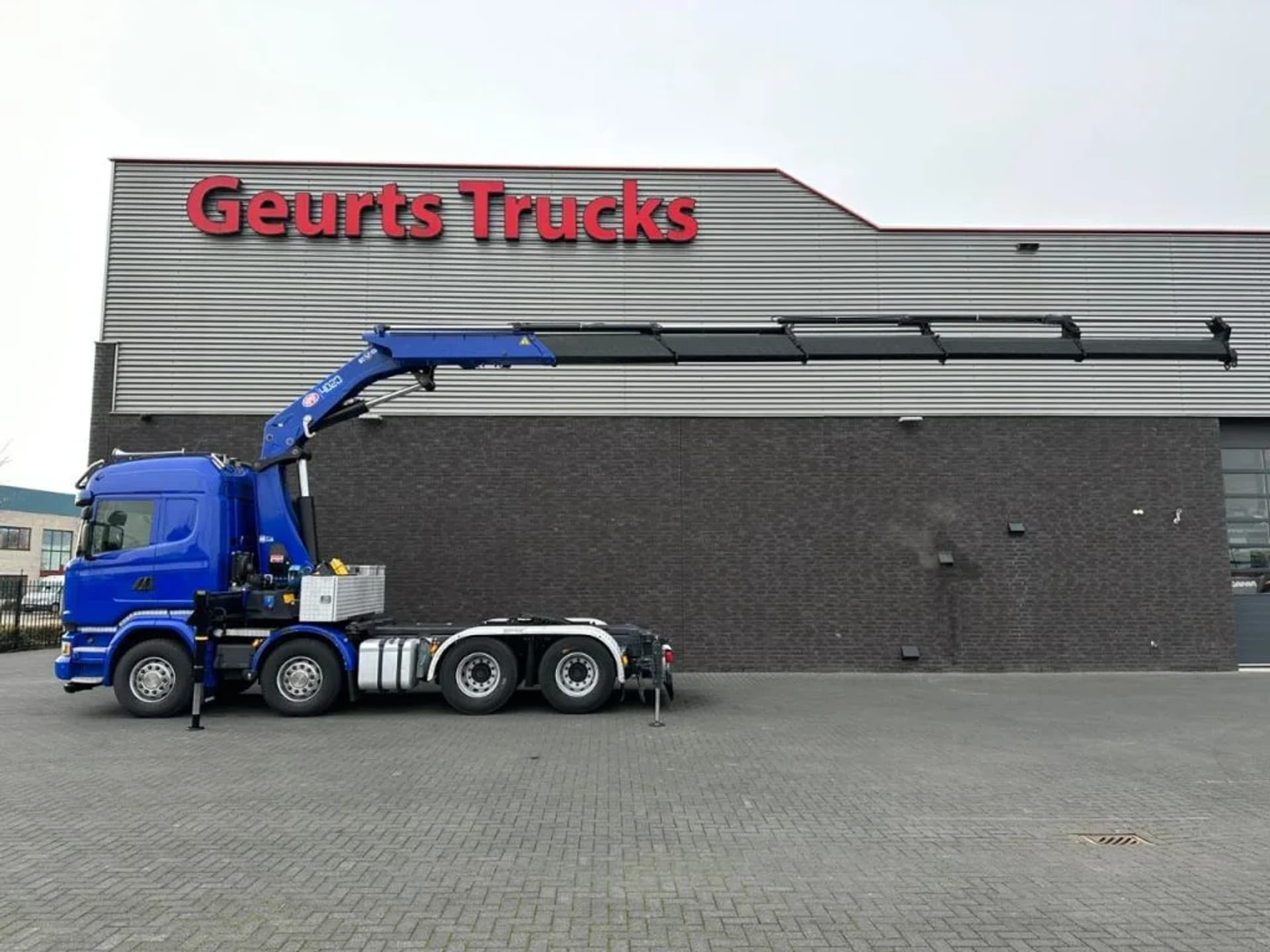 Foto 2 van Scania R580 V8 8X4 TREKKER-BAKWAGEN COMBI + HMF 4020-K5 KRAAN/KRAN/CRANE/GRUA