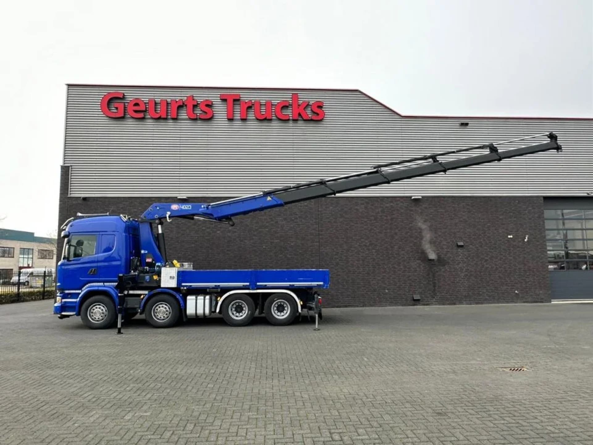 Foto 5 van Scania R580 V8 8X4 TREKKER-BAKWAGEN COMBI + HMF 4020-K5 KRAAN/KRAN/CRANE/GRUA