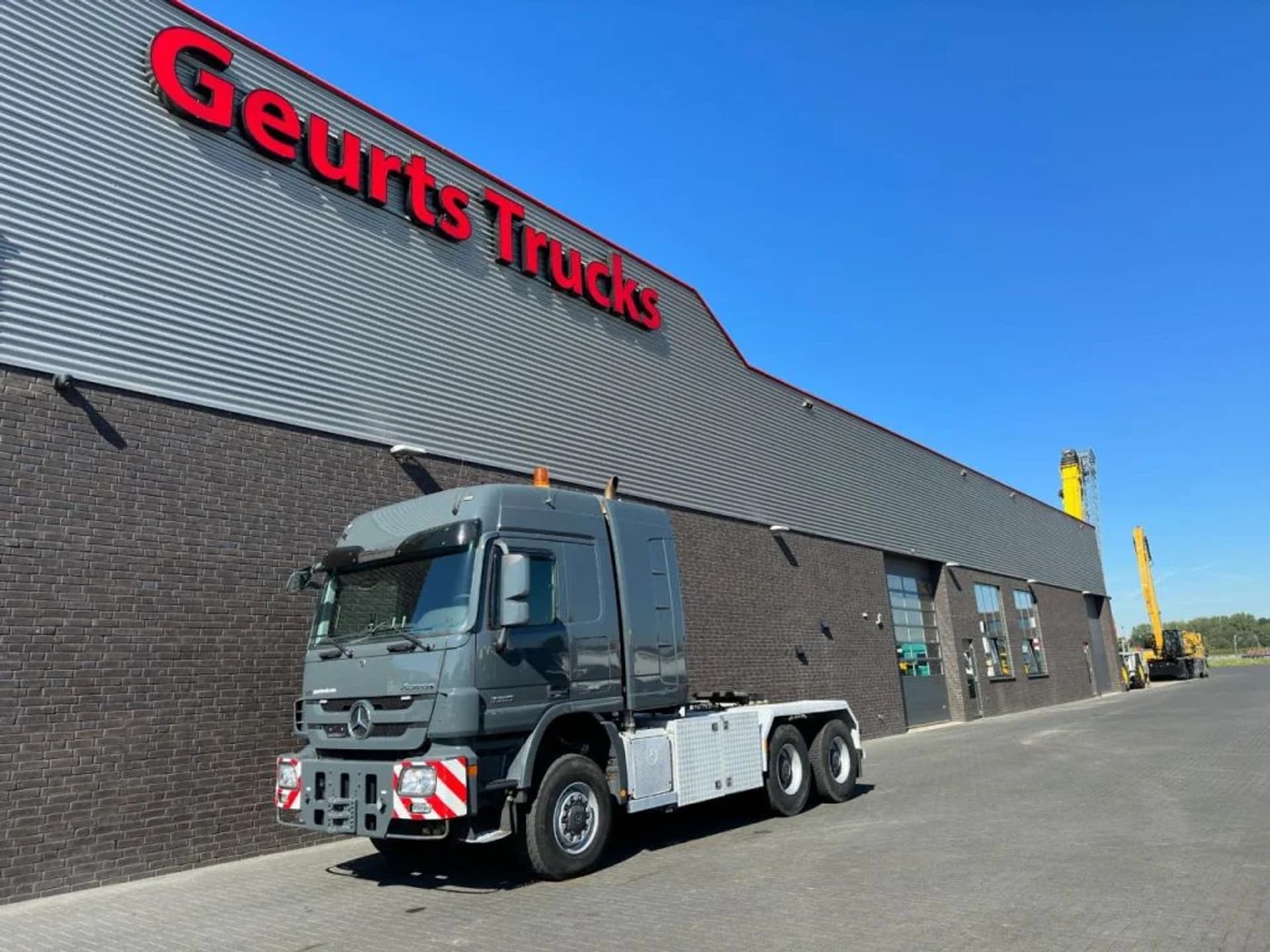 Foto 2 van Mercedes-Benz Actros 4065 V8 6X6 SLT TITAN HEAVY DUTY TRACTOR