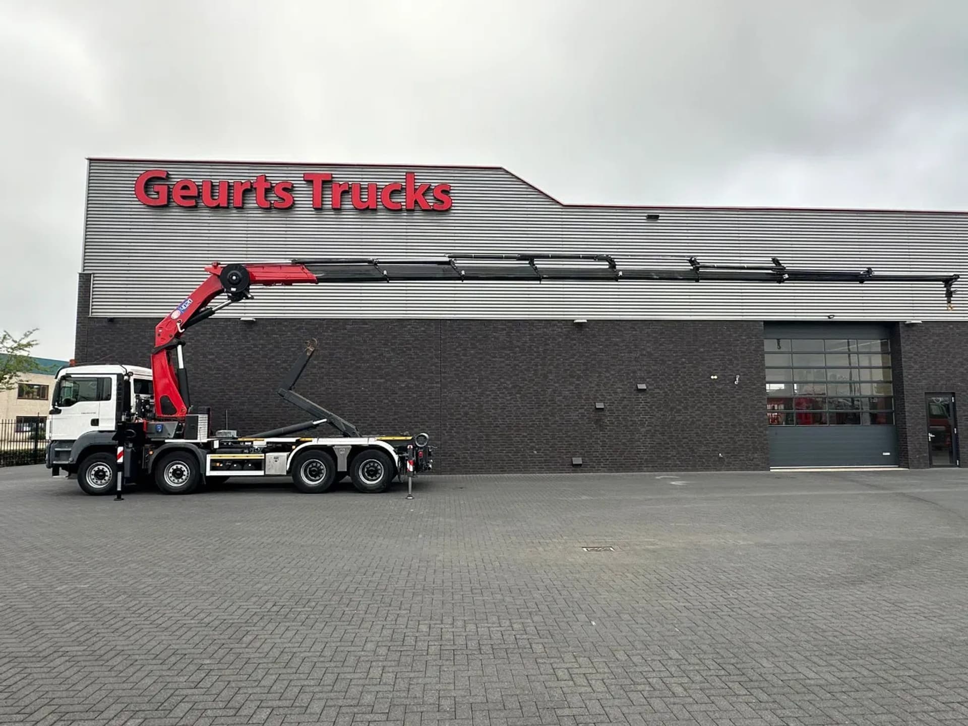 Foto 1 van MAN TGS 35.400 8X4 MET VDL S-20-5500 HAAKARMSYSTEEM + HMF 4020-K8 KRAAN/KRAN/CRANE/GRUA