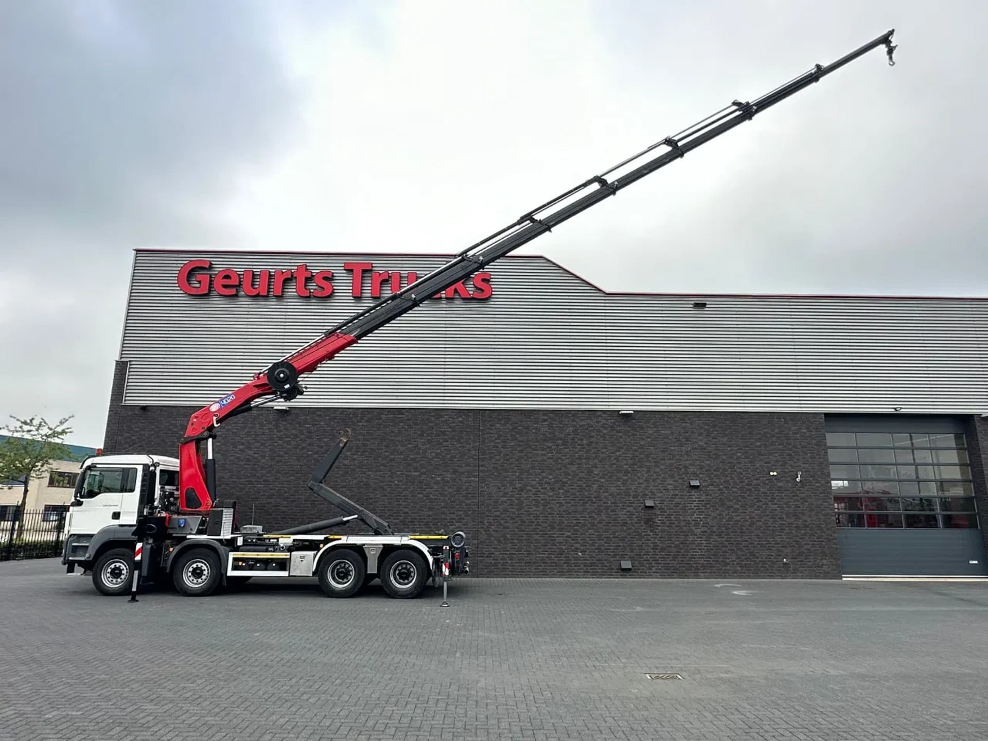 Foto 2 van MAN TGS 35.400 8X4 MET VDL S-20-5500 HAAKARMSYSTEEM + HMF 4020-K8 KRAAN/KRAN/CRANE/GRUA