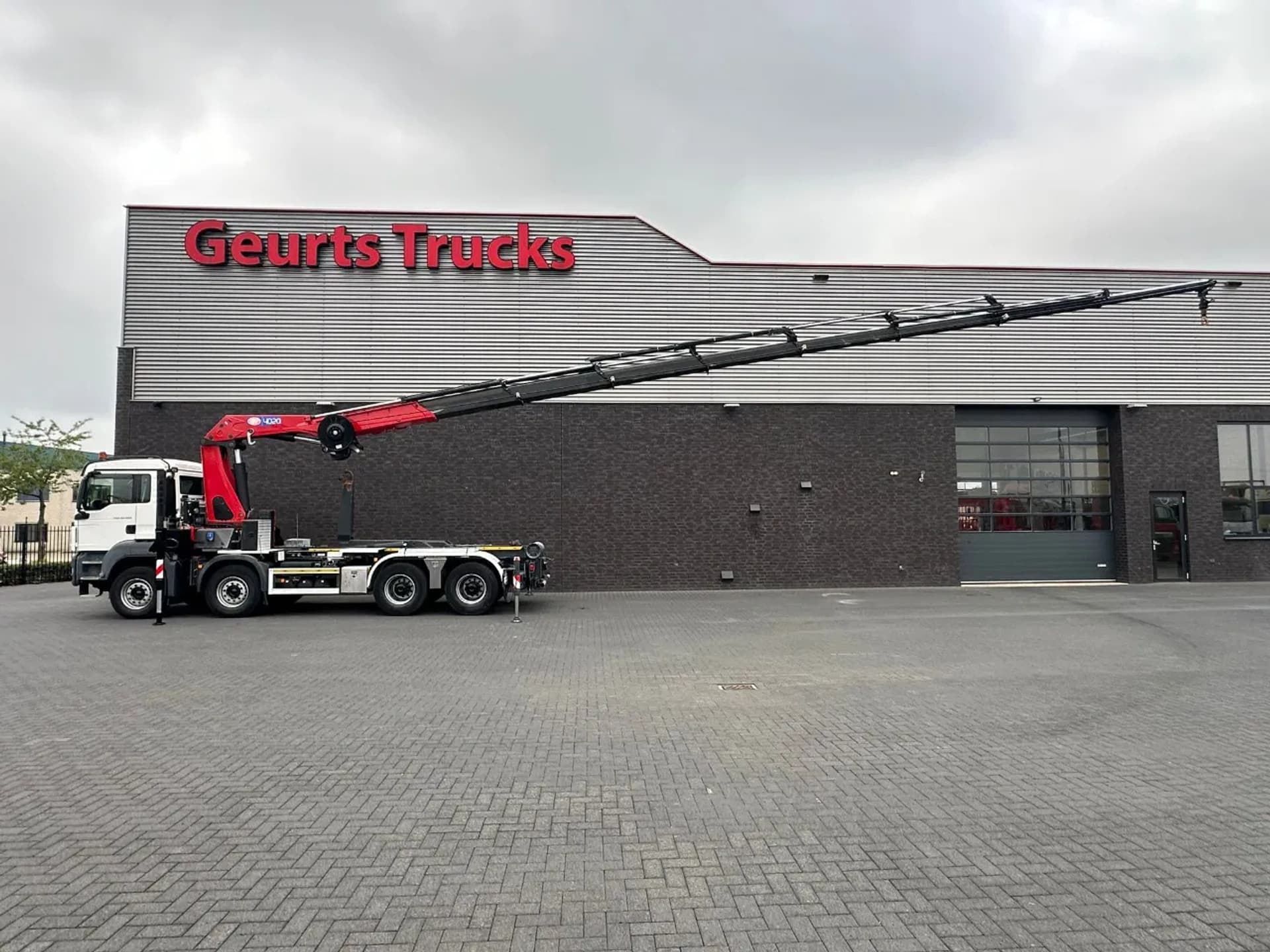 Foto 3 van MAN TGS 35.400 8X4 MET VDL S-20-5500 HAAKARMSYSTEEM + HMF 4020-K8 KRAAN/KRAN/CRANE/GRUA