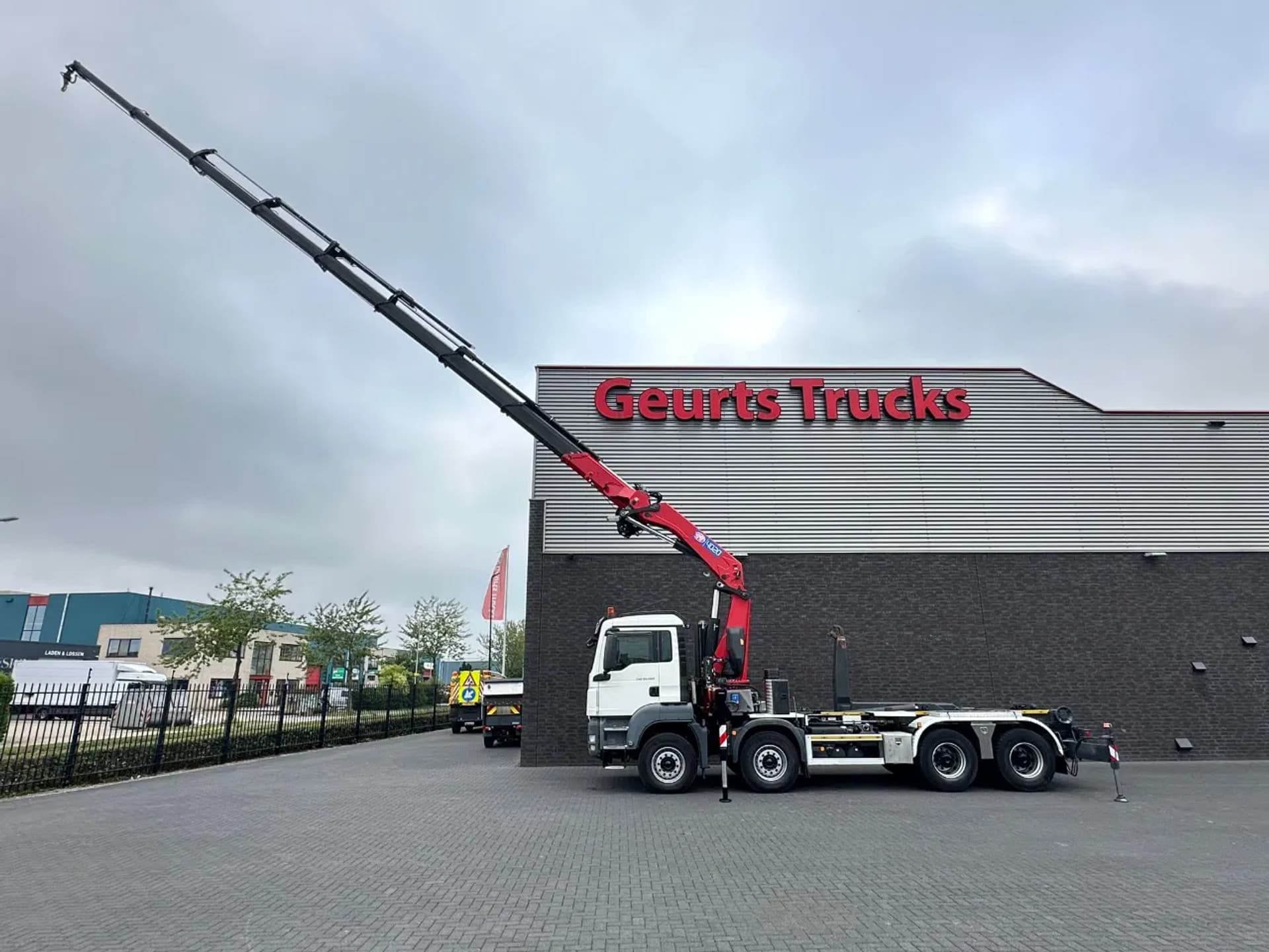 Foto 4 van MAN TGS 35.400 8X4 MET VDL S-20-5500 HAAKARMSYSTEEM + HMF 4020-K8 KRAAN/KRAN/CRANE/GRUA