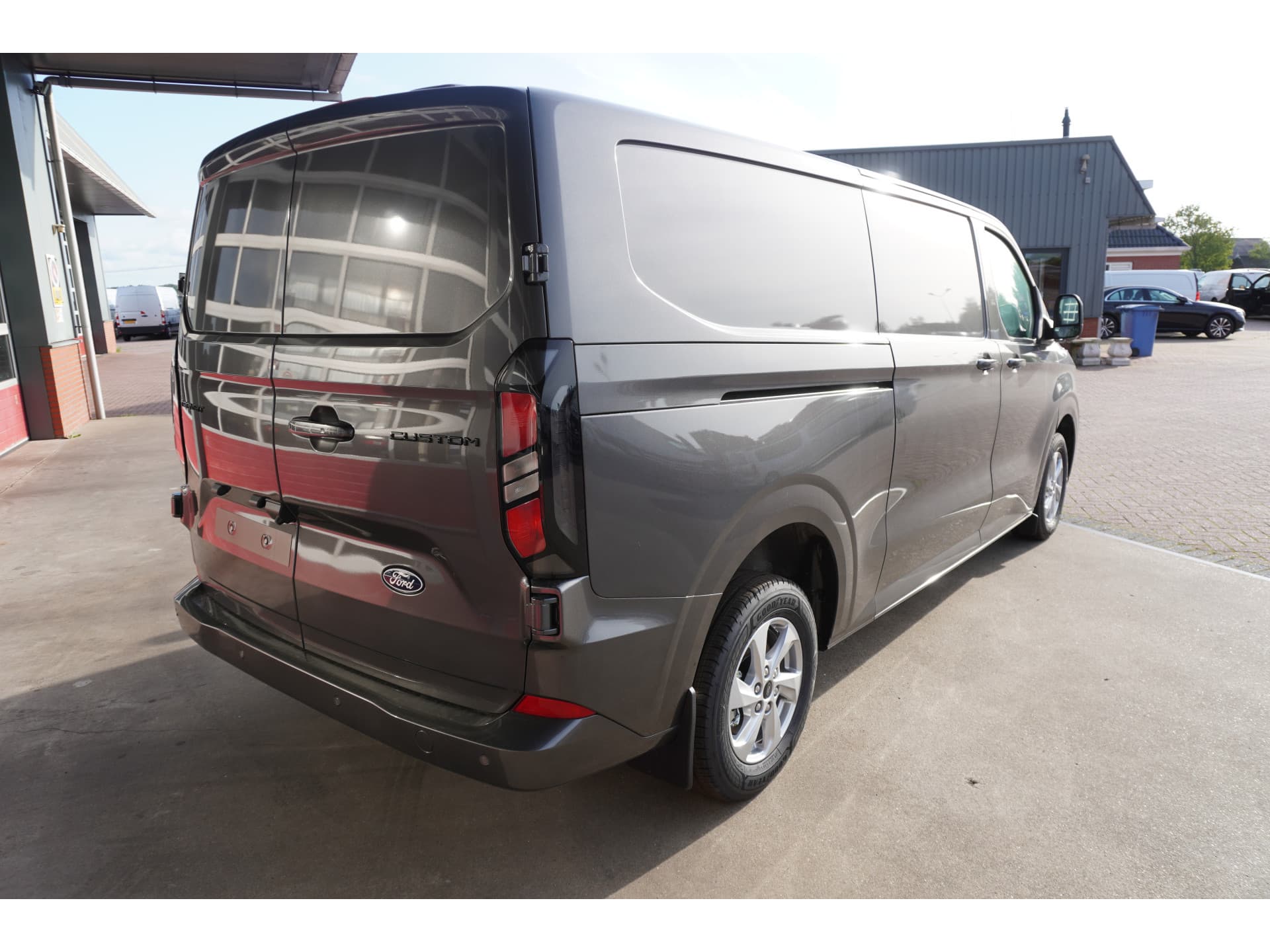 Foto 4 van Ford 320 2.0 TDCI 170pk L2H1 Limited Schuifdeur L+R Automaat