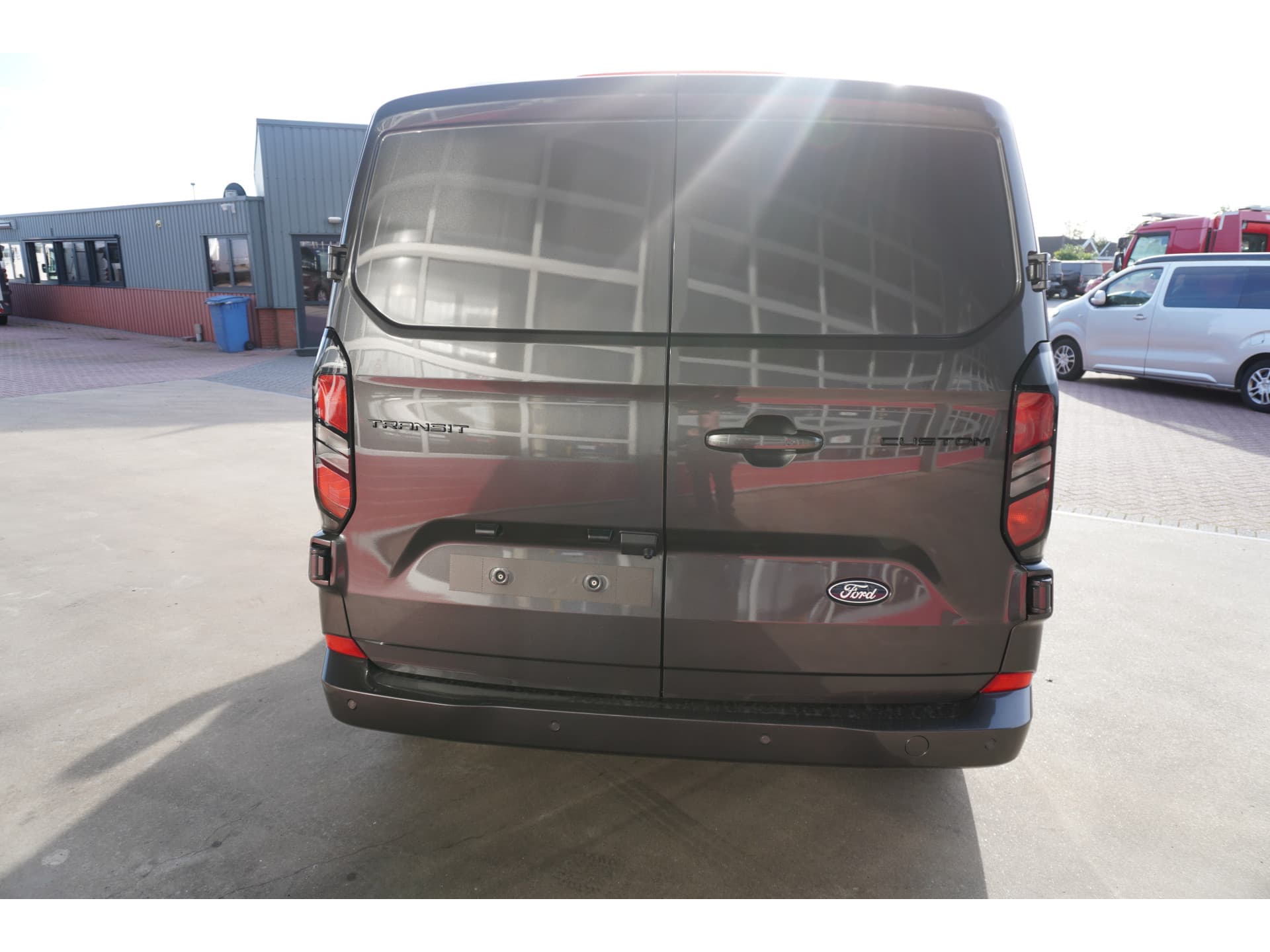 Foto 5 van Ford 320 2.0 TDCI 170pk L2H1 Limited Schuifdeur L+R Automaat