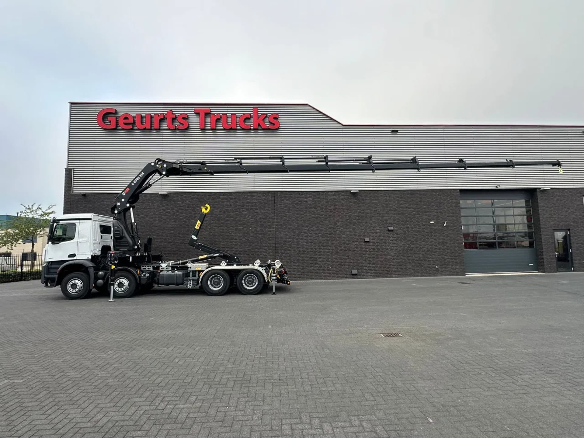Foto 1 van Mercedes-Benz Arocs 3251 8X4 MET HYVA 26-53-S HAAKARMSYSTEEM + HIAB X-HIPRO 358 E-8 KRAAN/CRANE/KRAN/GRUA