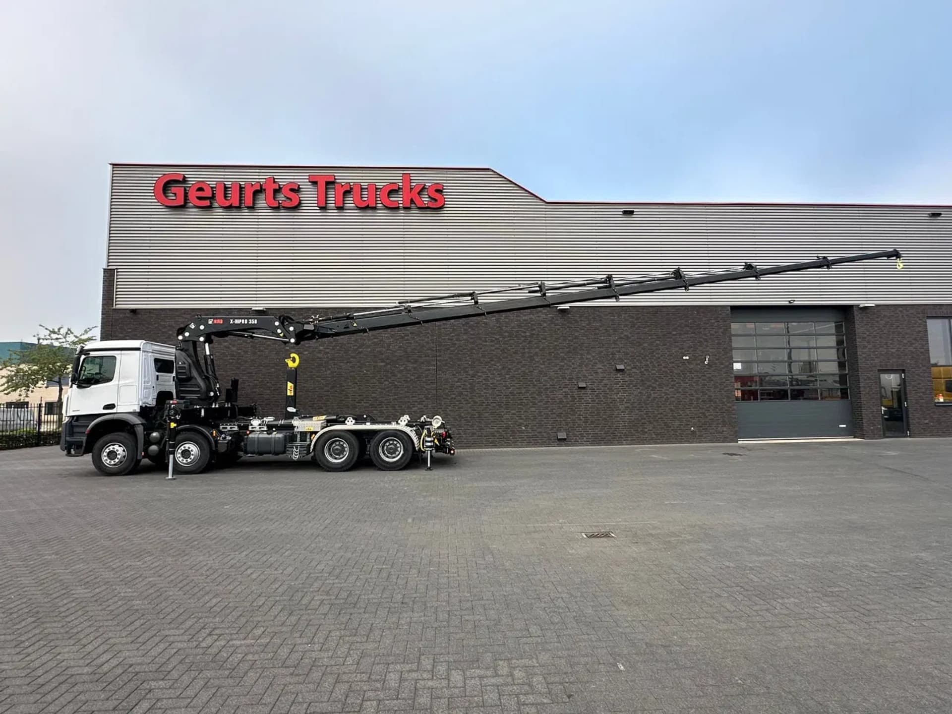 Foto 5 van Mercedes-Benz Arocs 3251 8X4 MET HYVA 26-53-S HAAKARMSYSTEEM + HIAB X-HIPRO 358 E-8 KRAAN/CRANE/KRAN/GRUA