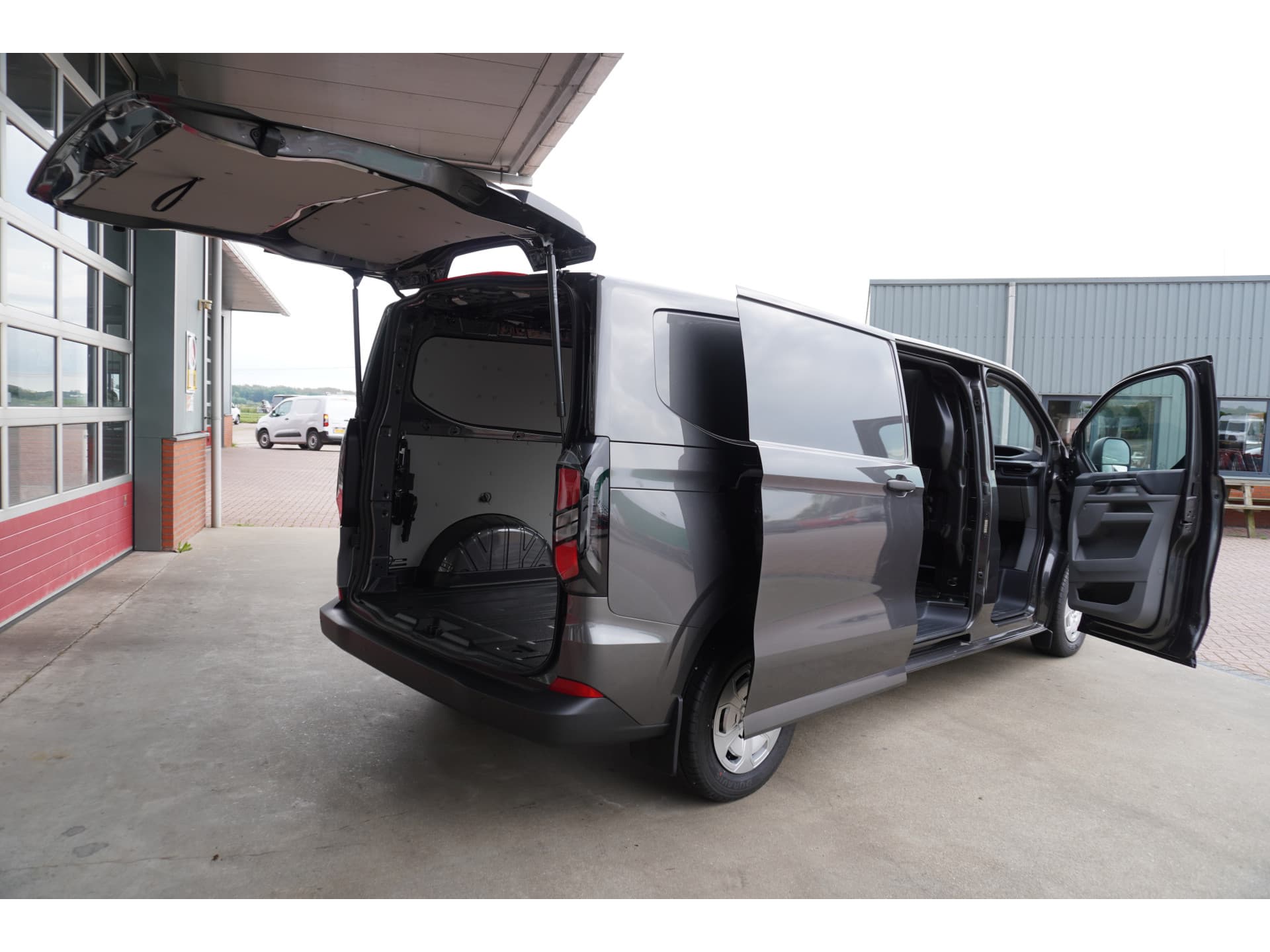 Foto 5 van Ford 320L 2.0 TDCI 136PK L2H1 Trend Achterklep Schuifdeur L / R