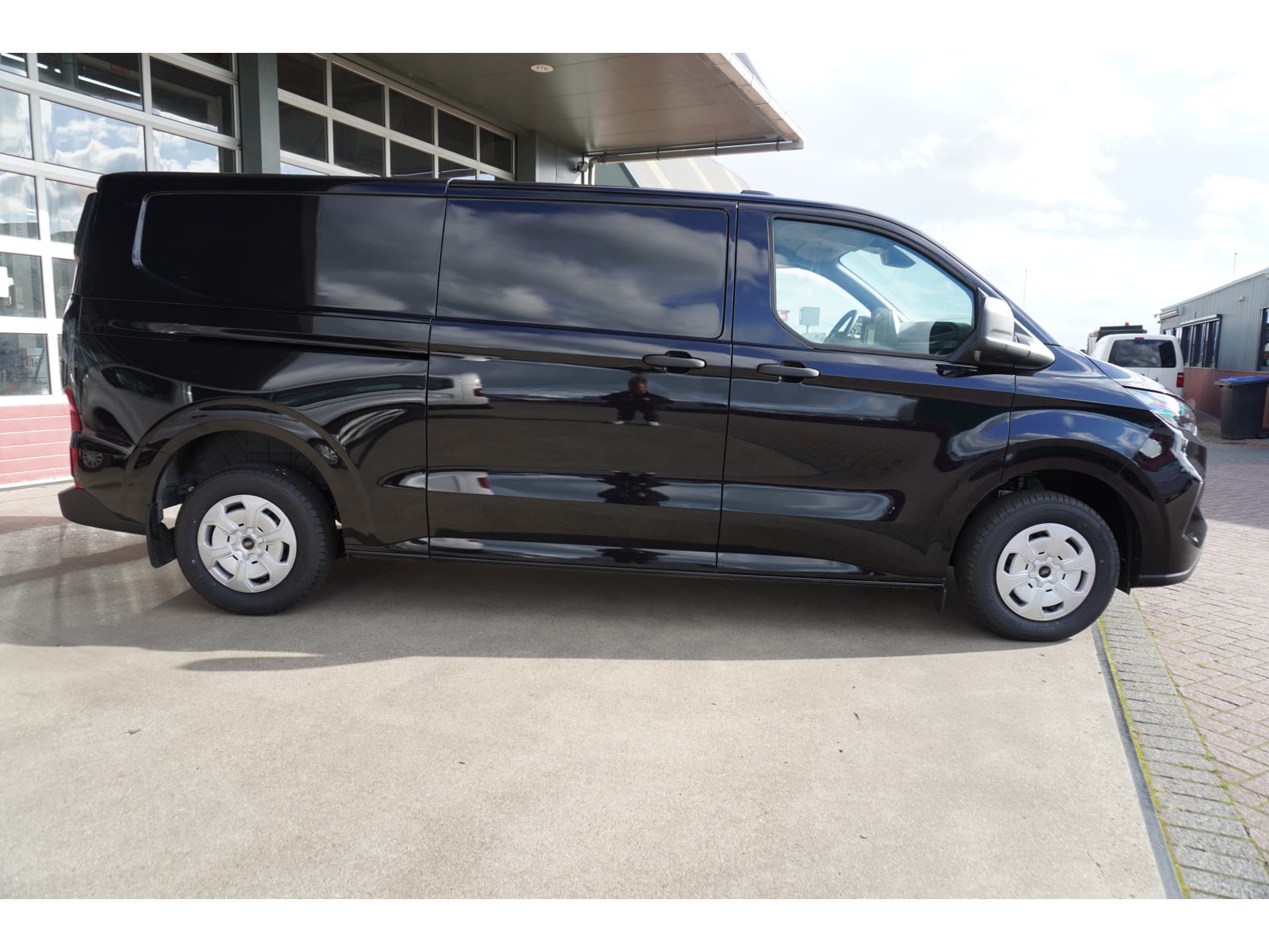 Foto 3 van Ford 320L 2.0 TDCI 136PK L2H1 Trend Achterklep Schuifdeur L / R