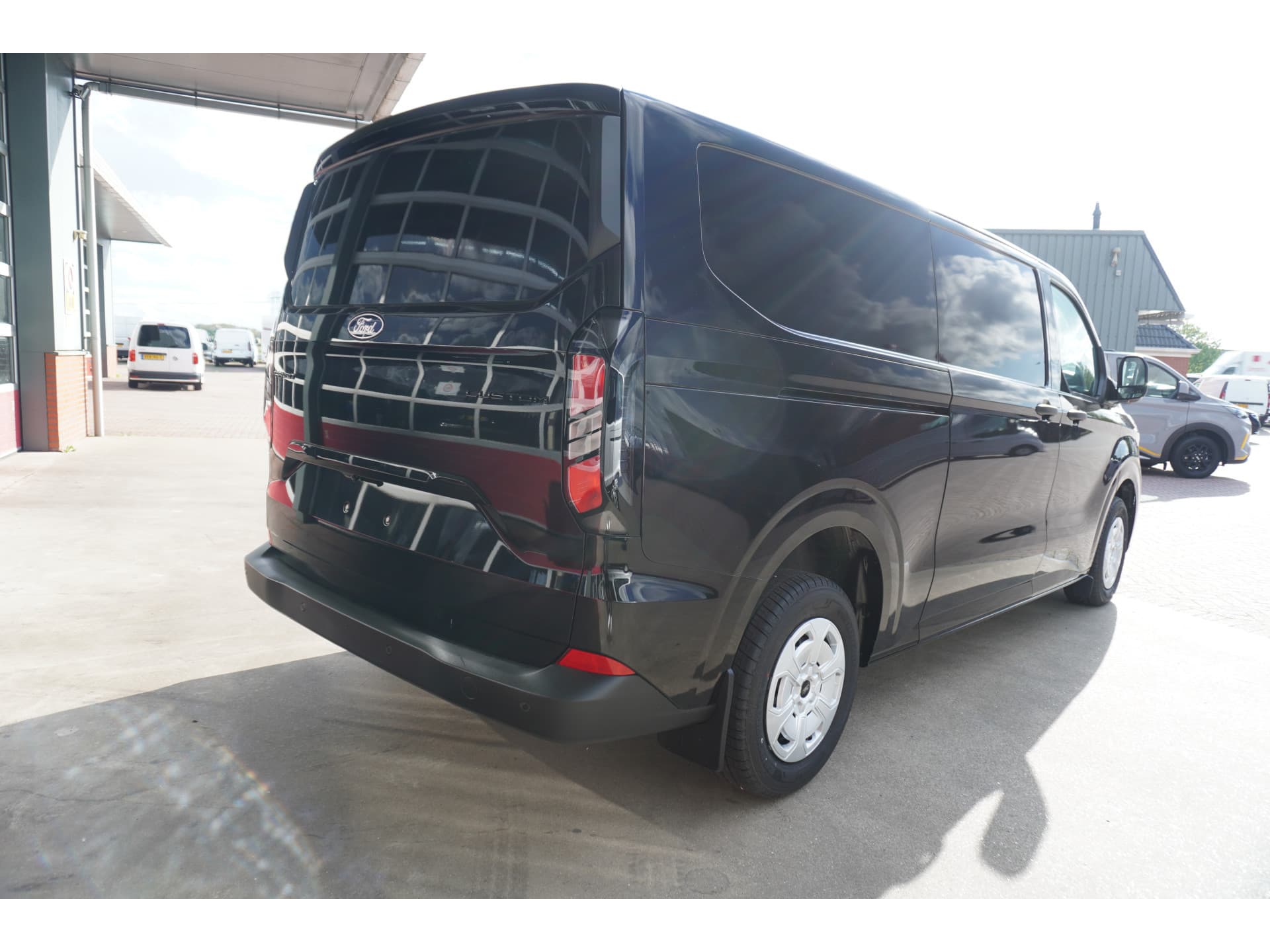 Foto 4 van Ford 320L 2.0 TDCI 136PK L2H1 Trend Achterklep Schuifdeur L / R