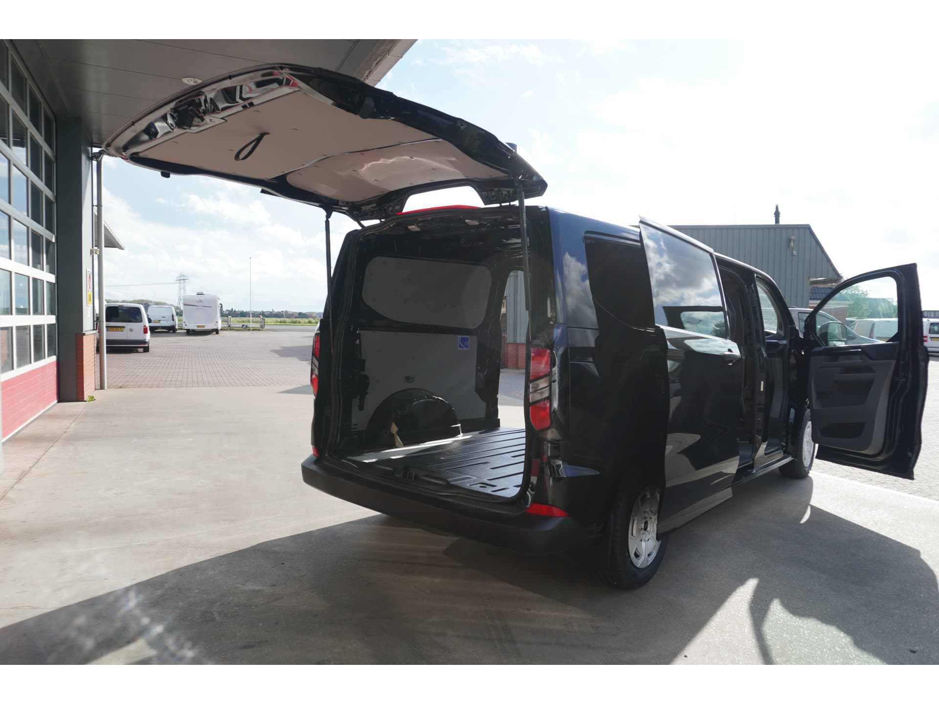 Foto 5 van Ford 320L 2.0 TDCI 136PK L2H1 Trend Achterklep Schuifdeur L / R