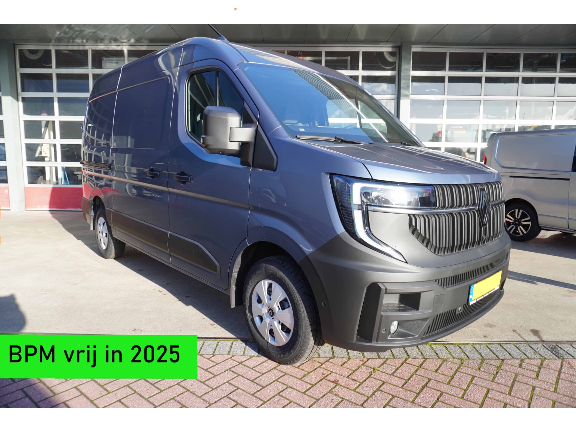 Foto 1 van Renault T35 2.0 dCi 170PK L2H2 Extra Schuifdeur L / R