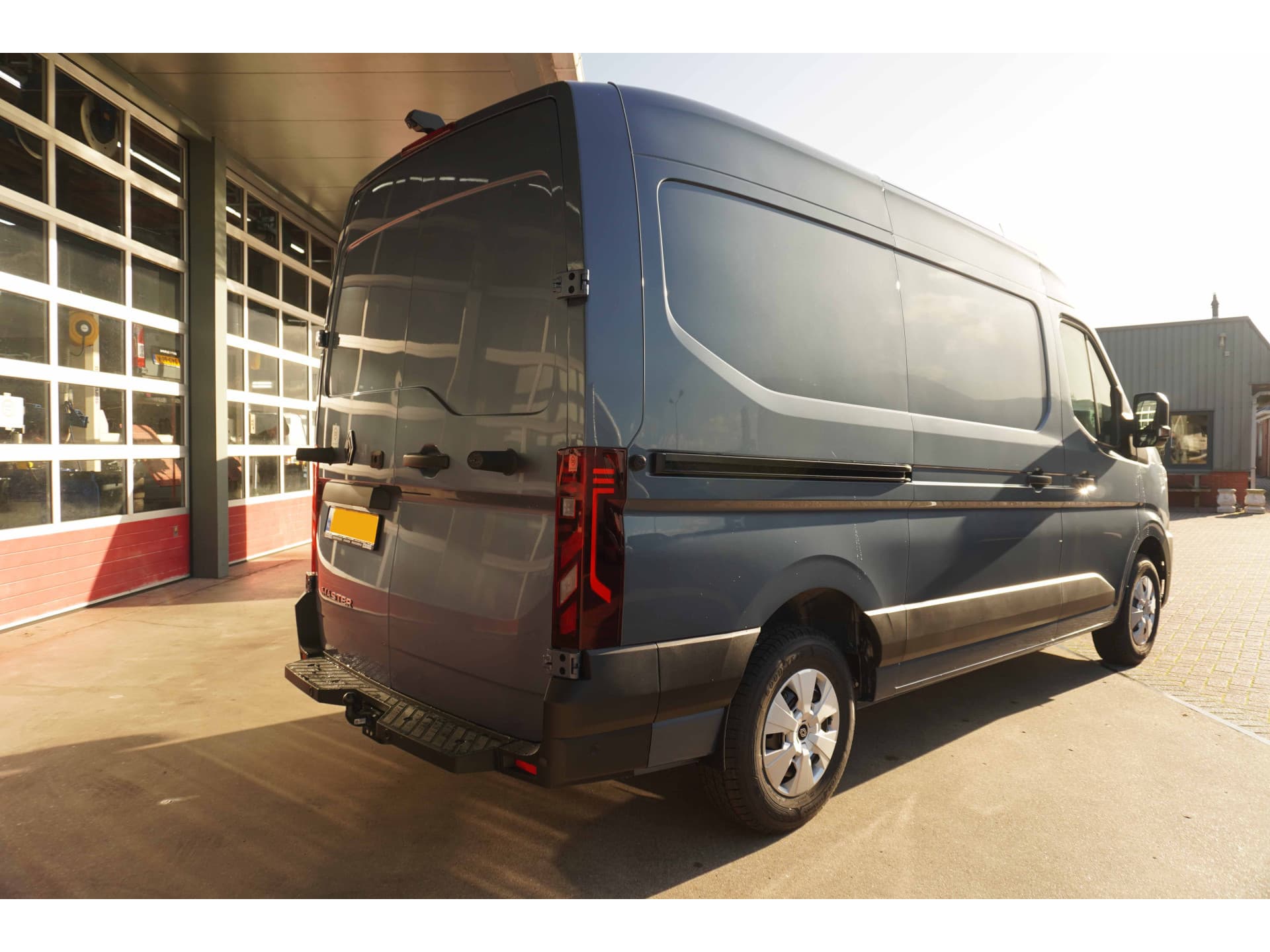 Foto 4 van Renault T35 2.0 dCi 170PK L2H2 Extra Schuifdeur L / R