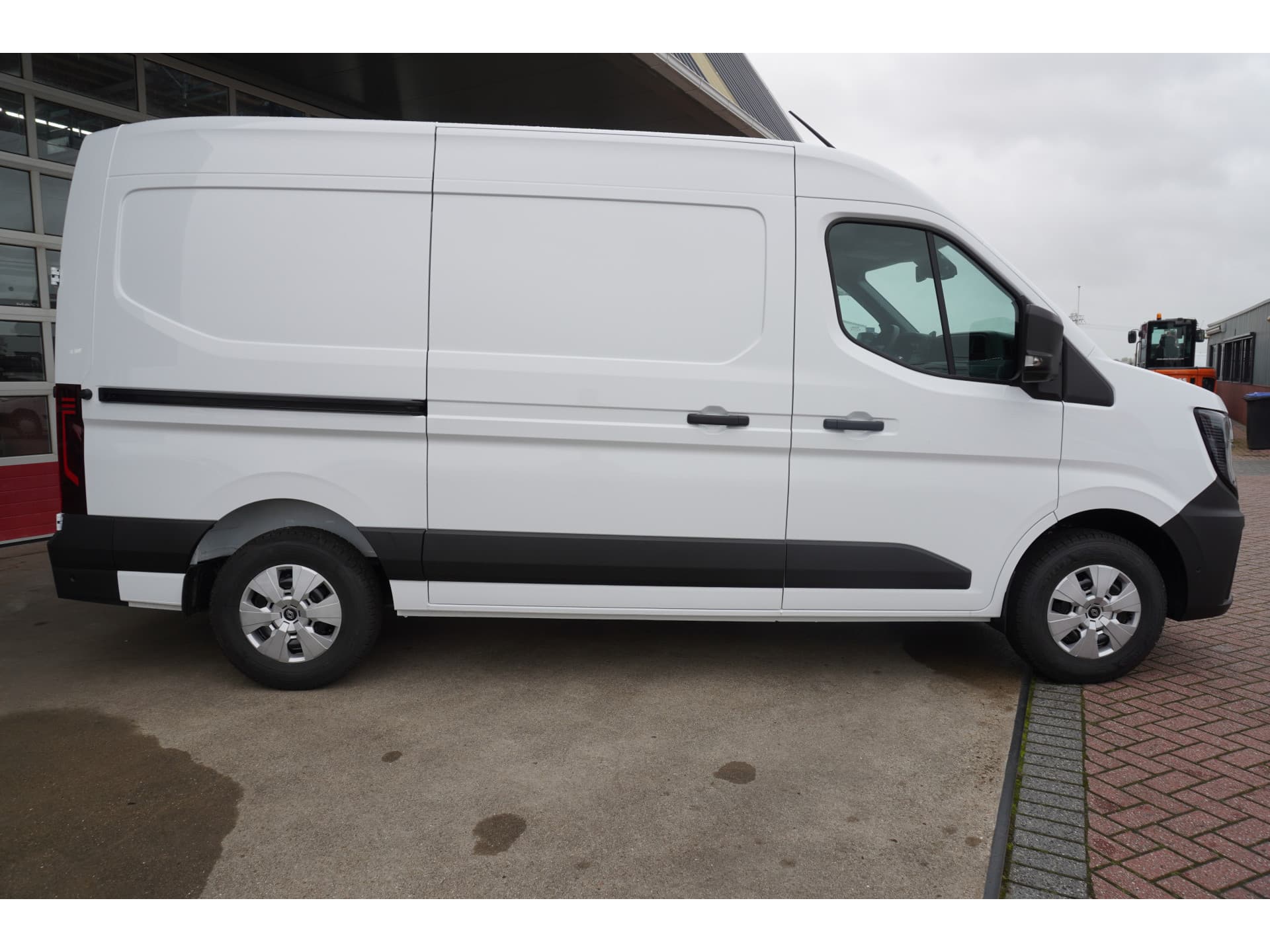 Foto 3 van Renault T35 2.0 dCi 170PK L2H2 Extra Schuifdeur L / R