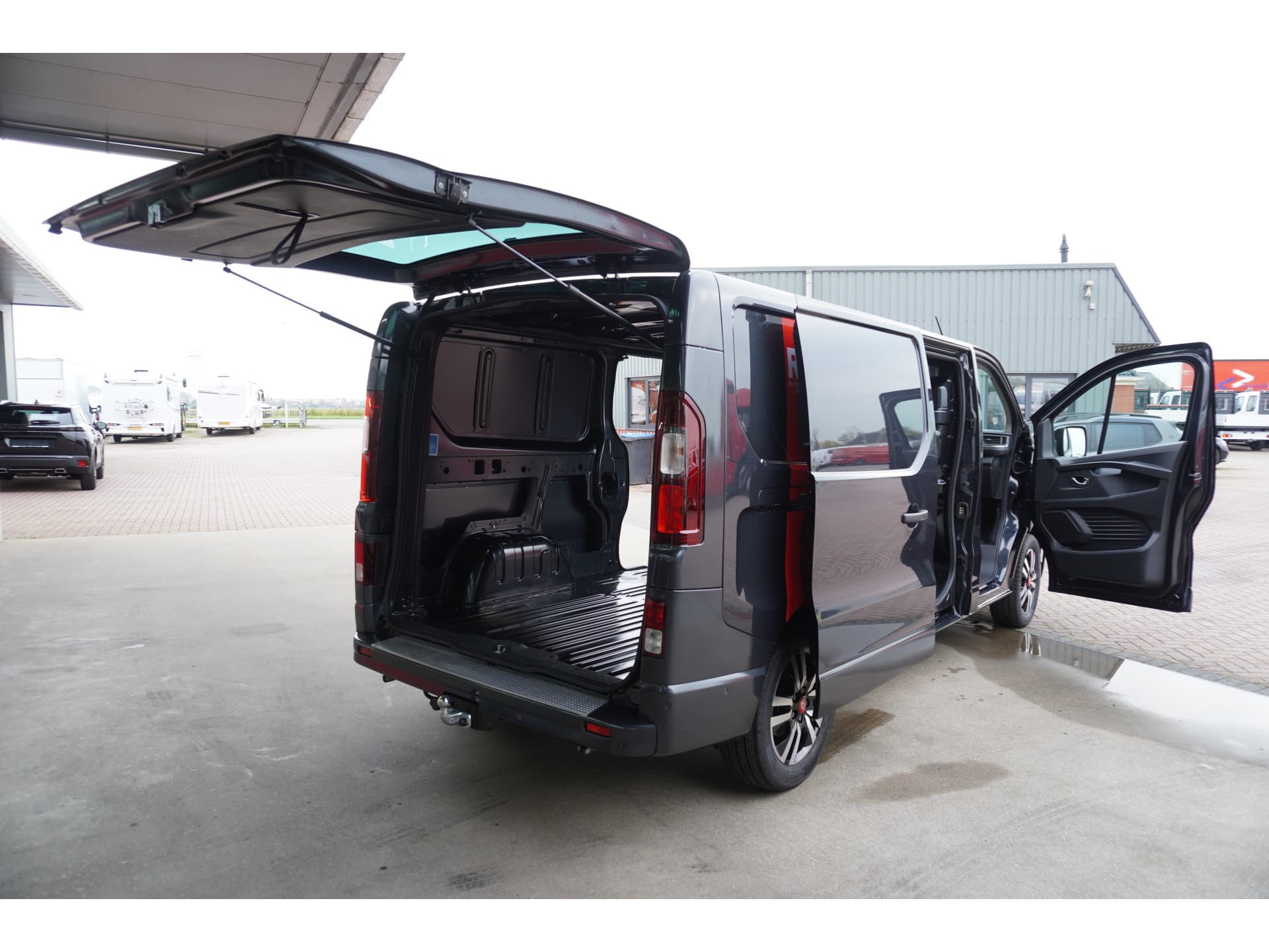 Foto 5 van Renault 2.0 Blue dCi 170pk T30 L2H1 Red Edition Exclusive Automaat Schuifdeur L / R