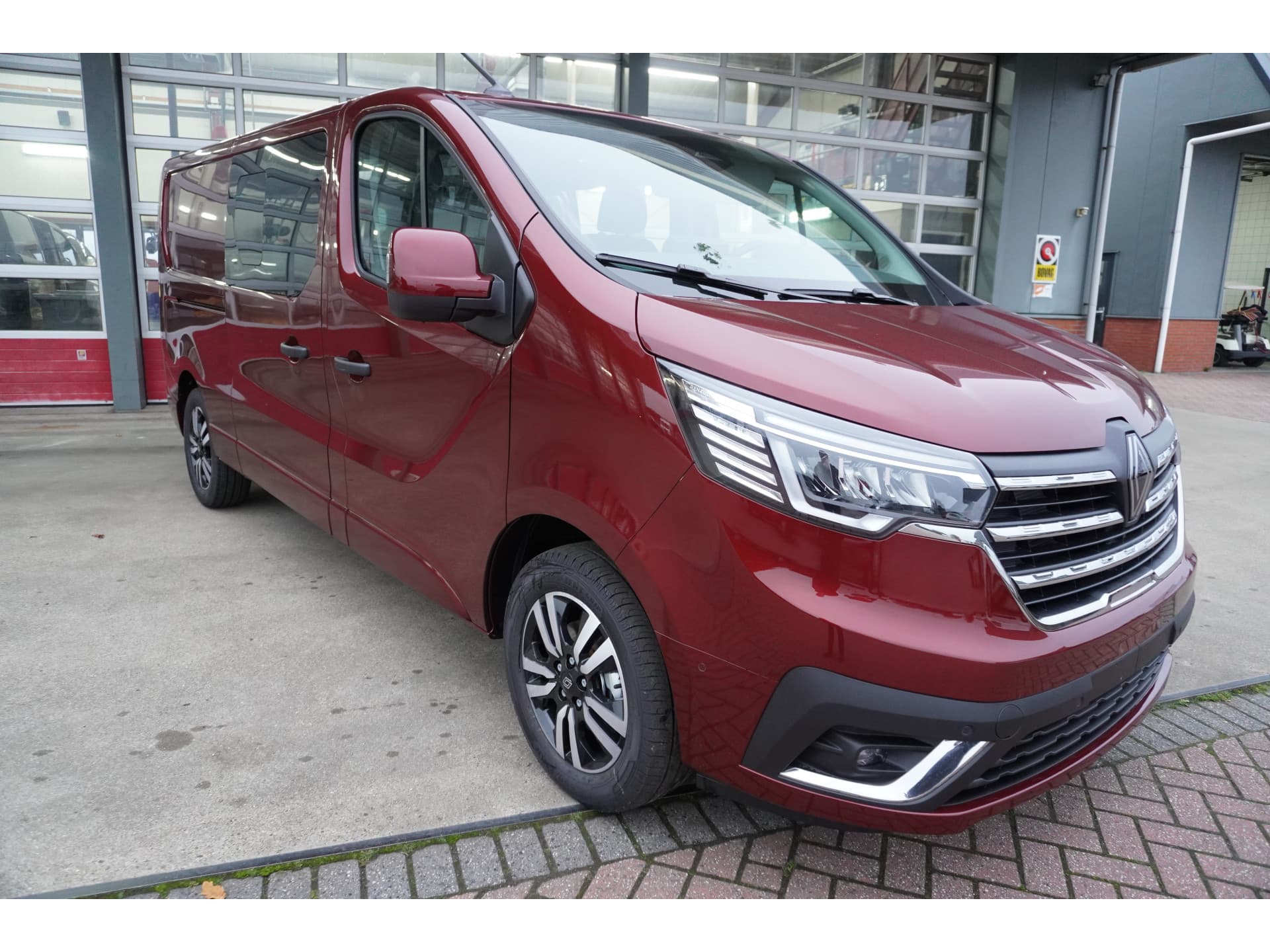 Foto 2 van Renault 2.0 Bleu dCi EDC 170PK L2H1 Extra DubbelCabine Automaat Schuifdeur L/R