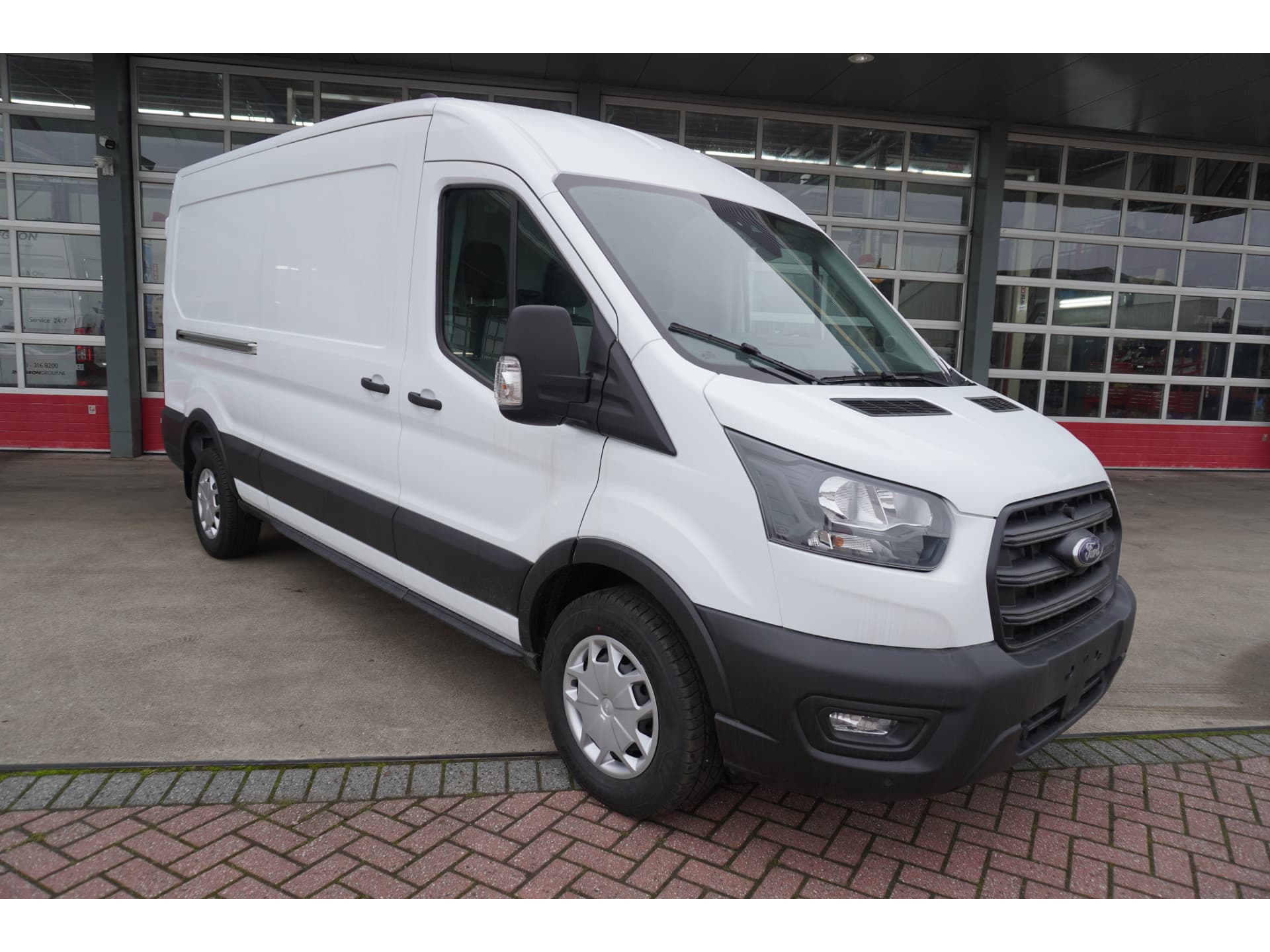 Foto 2 van Ford 350L 2.0 TDCI 165PK L3H2 Trend RWD Automaat