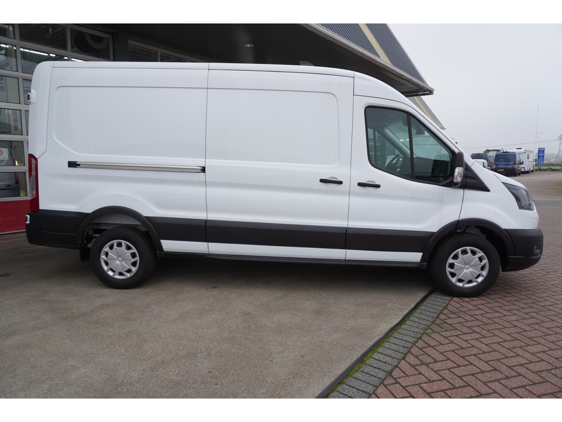 Foto 3 van Ford 350L 2.0 TDCI 165PK L3H2 Trend RWD Automaat