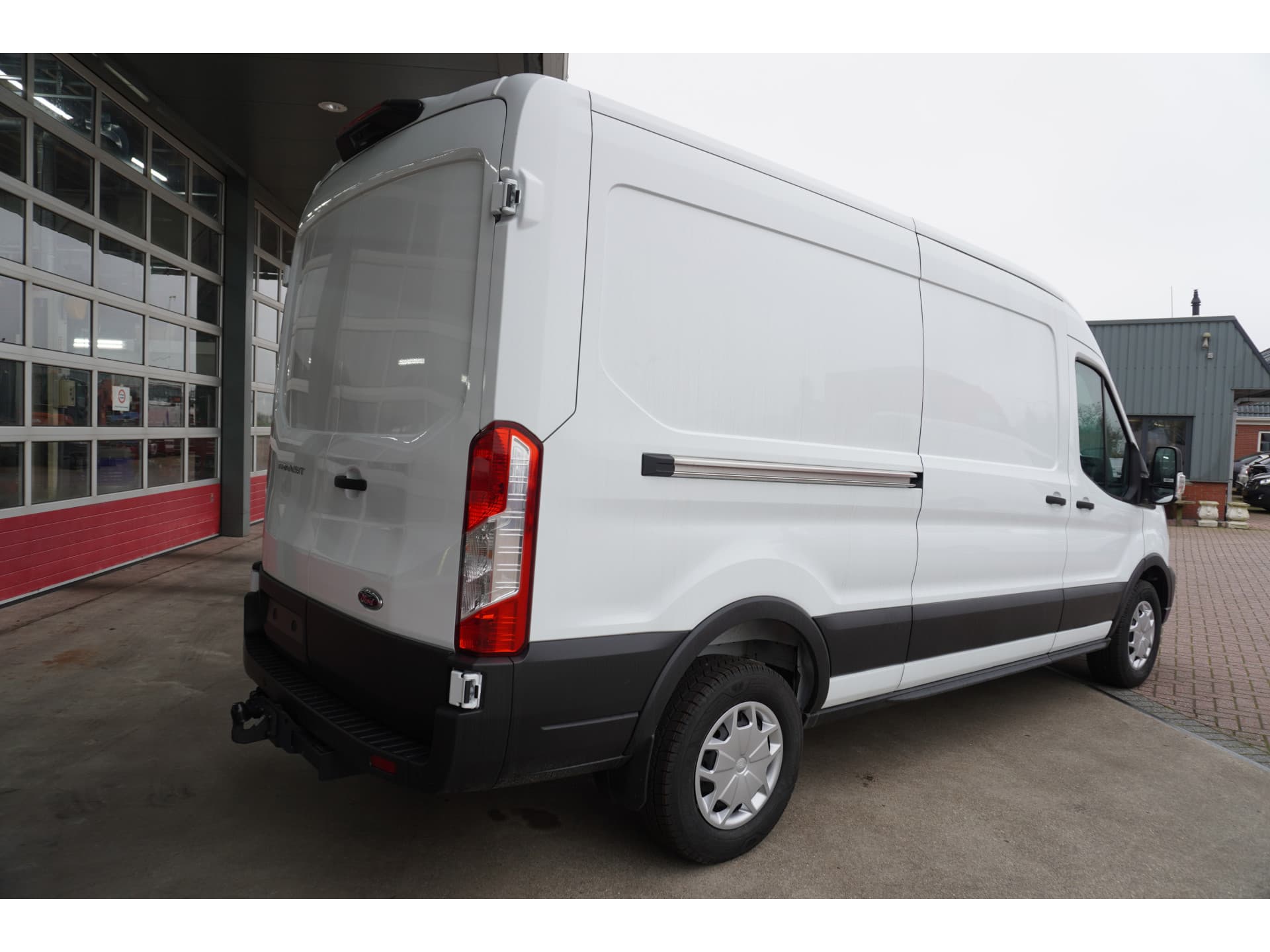 Foto 4 van Ford 350L 2.0 TDCI 165PK L3H2 Trend RWD Automaat