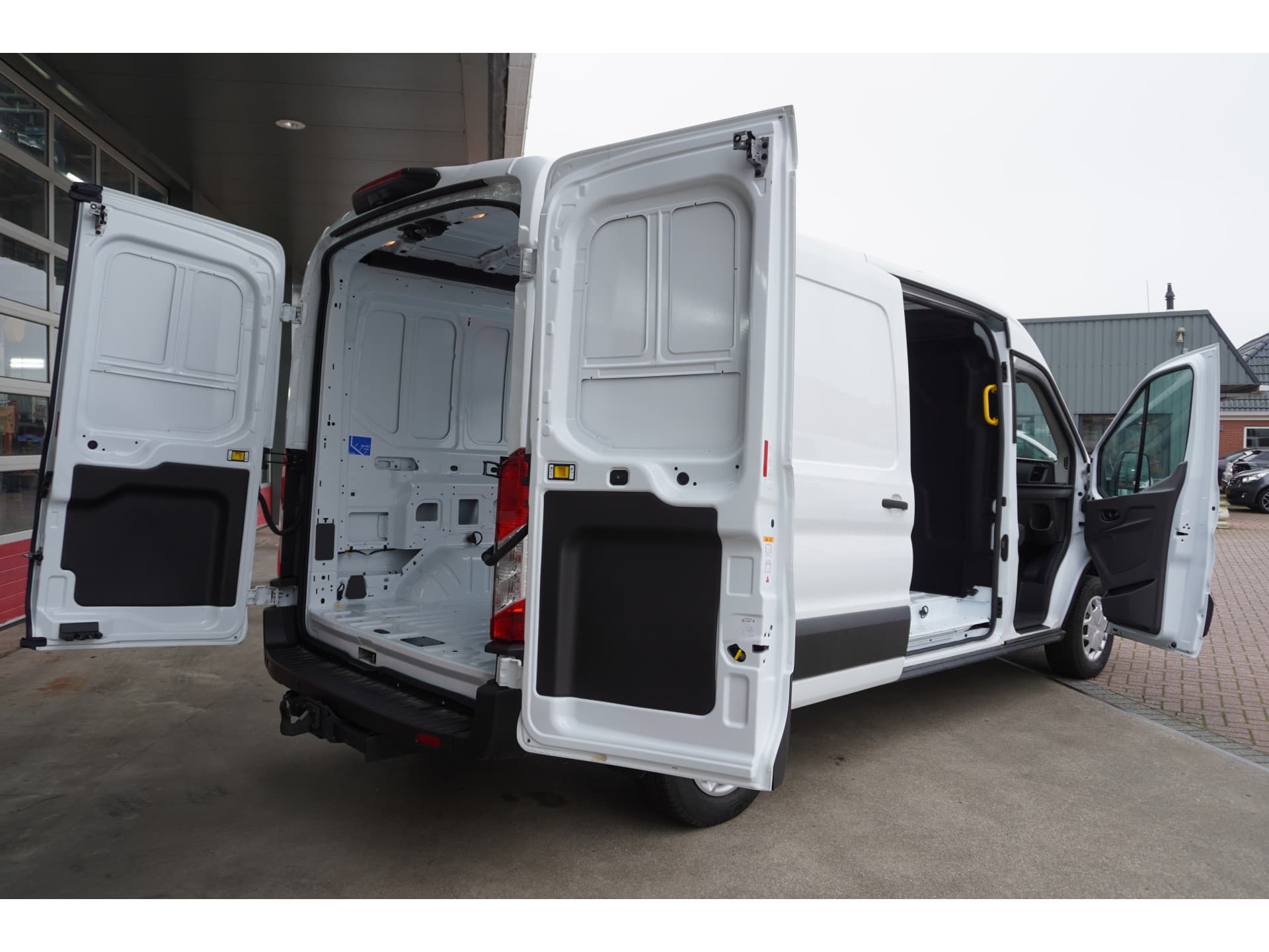 Foto 5 van Ford 350L 2.0 TDCI 165PK L3H2 Trend RWD Automaat