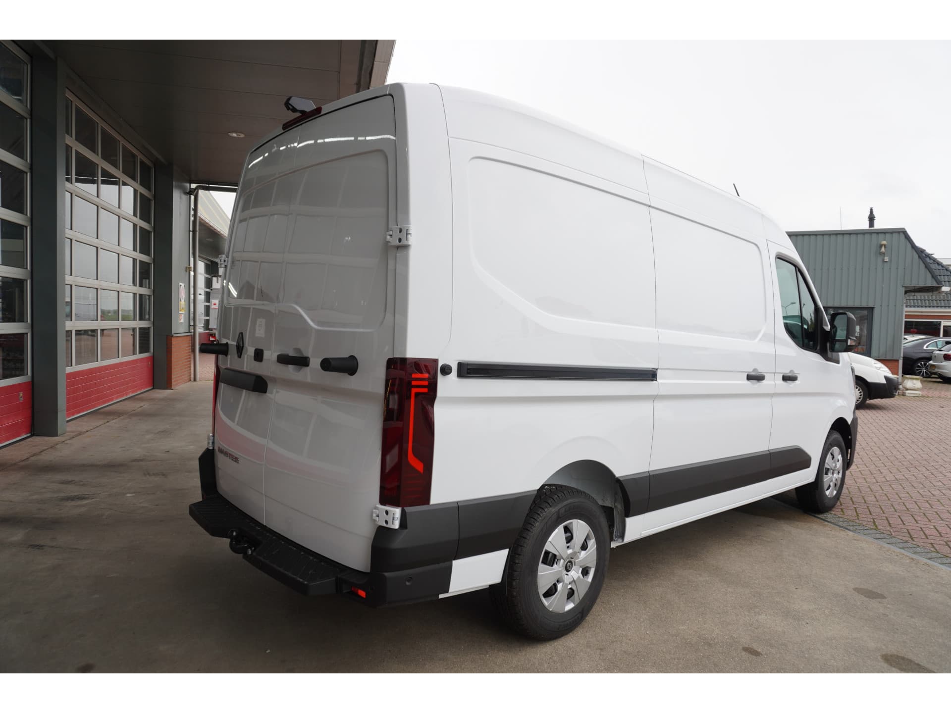 Foto 4 van Renault T35 2.0 dCi 170PK L2H2 Extra Schuifdeur L / R