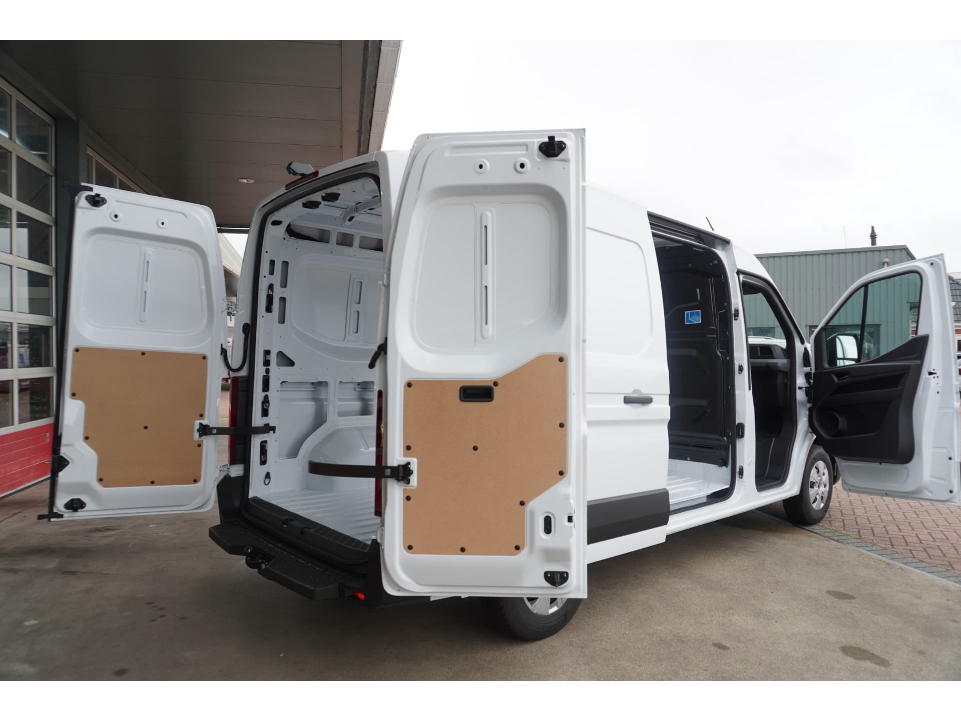 Foto 5 van Renault T35 2.0 dCi 170PK L2H2 Extra Schuifdeur L / R