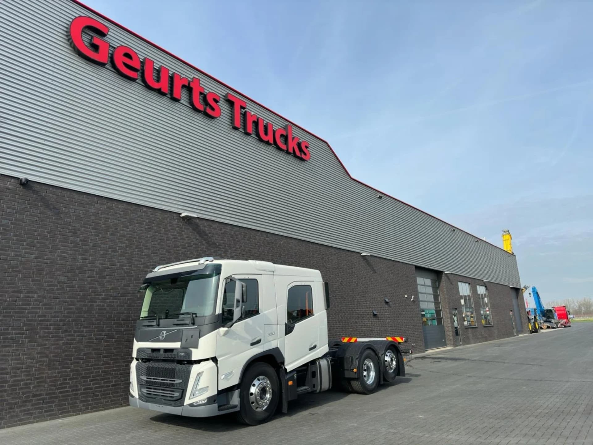 Foto 2 van Volvo FM 330 6X2 CHASSIS-CABINE/CREWCAB/DUBBEL CABINE/DOPPELKABINE/DOUBLE CABIN/PTO/NEW/UNUSED