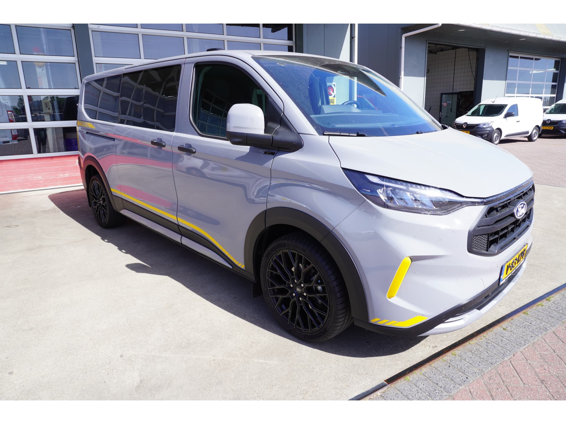 Foto 2 van Ford 320L 2.0 TDCI 170PK L2H1 Trail DubbelCabine AWD Automaat Schuifdeur L/R