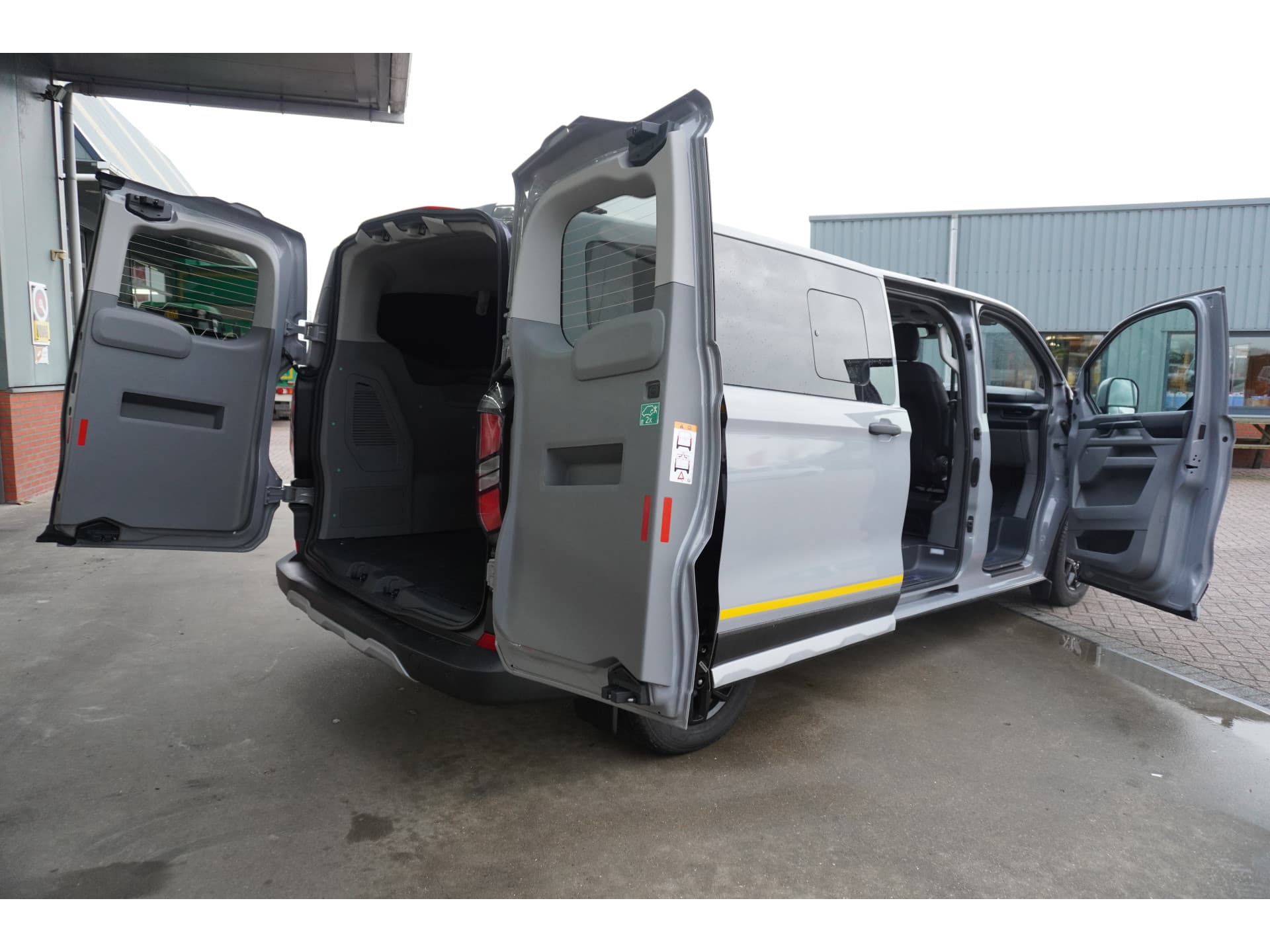 Foto 5 van Ford 320L 2.0 TDCI 170PK L2H1 Trail DubbelCabine AWD Automaat Schuifdeur L/R