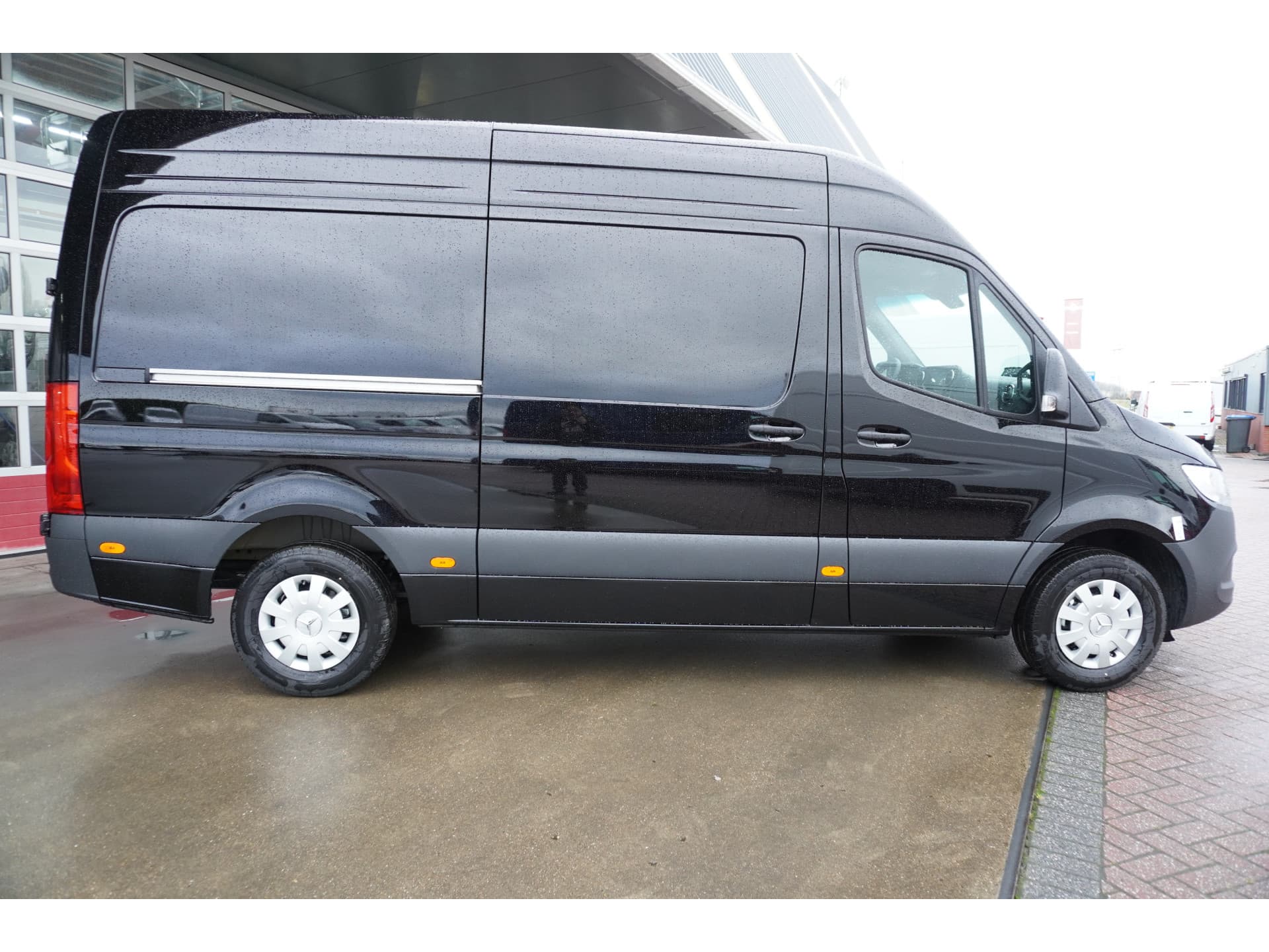 Foto 3 van Mercedes-Benz 317 CDI 170PK L2H2 Pro automaat Trekhaak 3.500KG