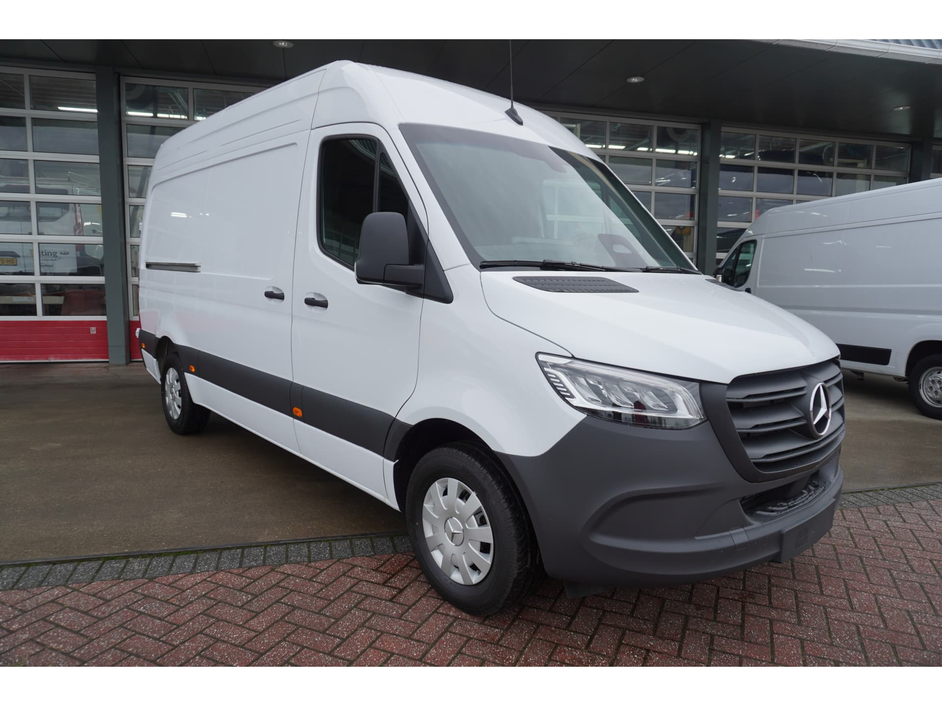 Foto 2 van Mercedes-Benz 317 CDI 170PK L2H2 Pro automaat Schuifdeur links en Rechts