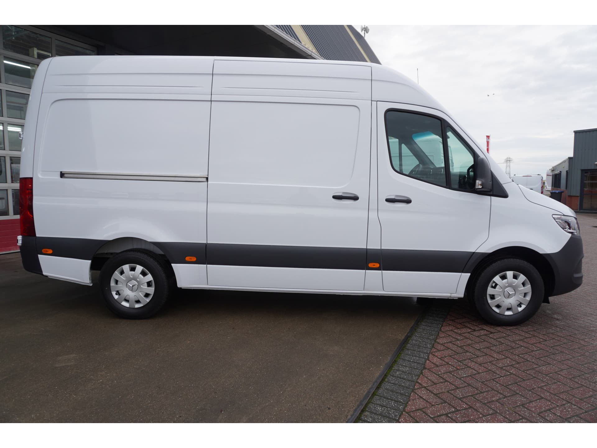 Foto 3 van Mercedes-Benz 317 CDI 170PK L2H2 Pro automaat Schuifdeur links en Rechts