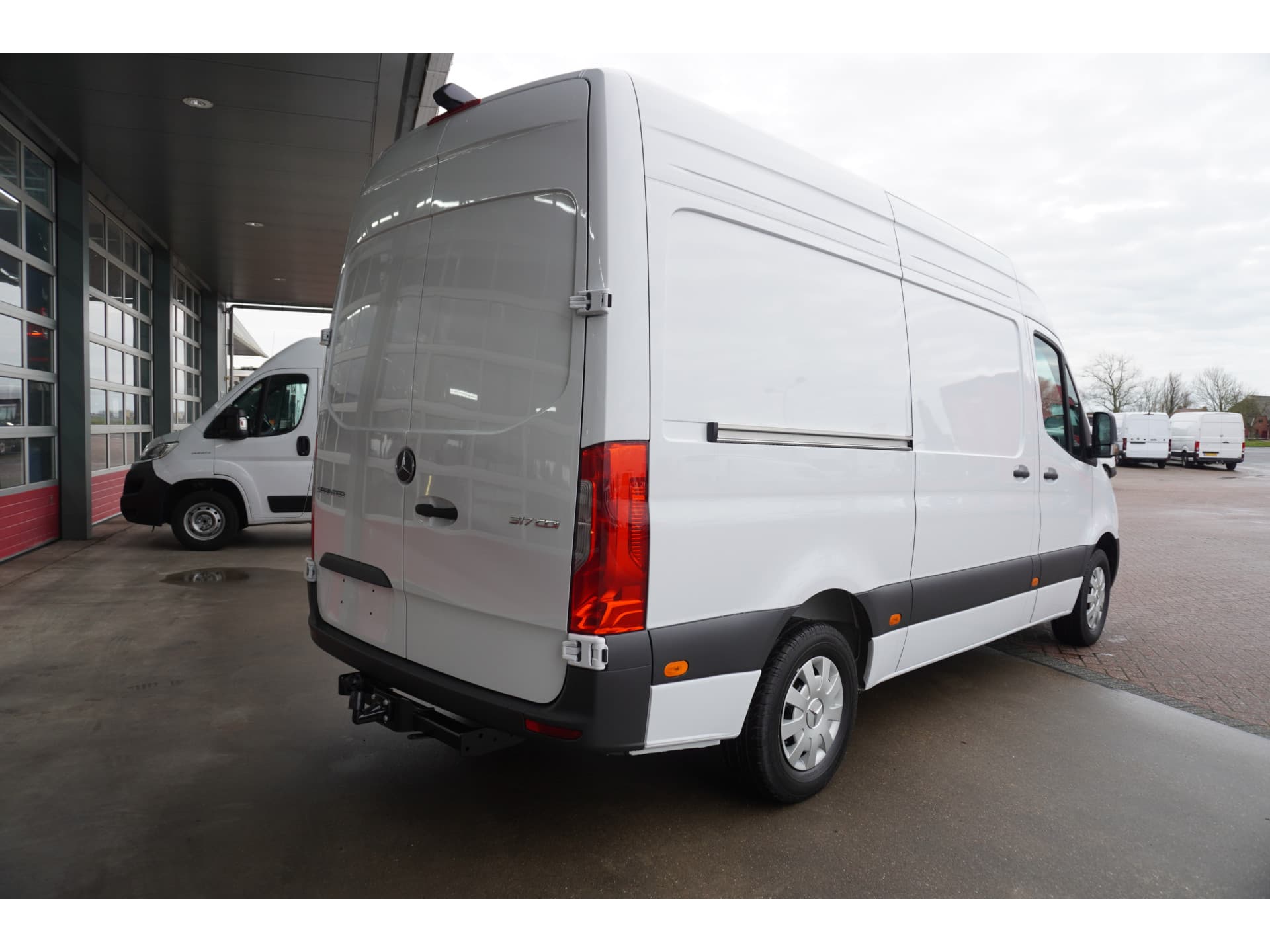 Foto 4 van Mercedes-Benz 317 CDI 170PK L2H2 Pro automaat Schuifdeur links en Rechts